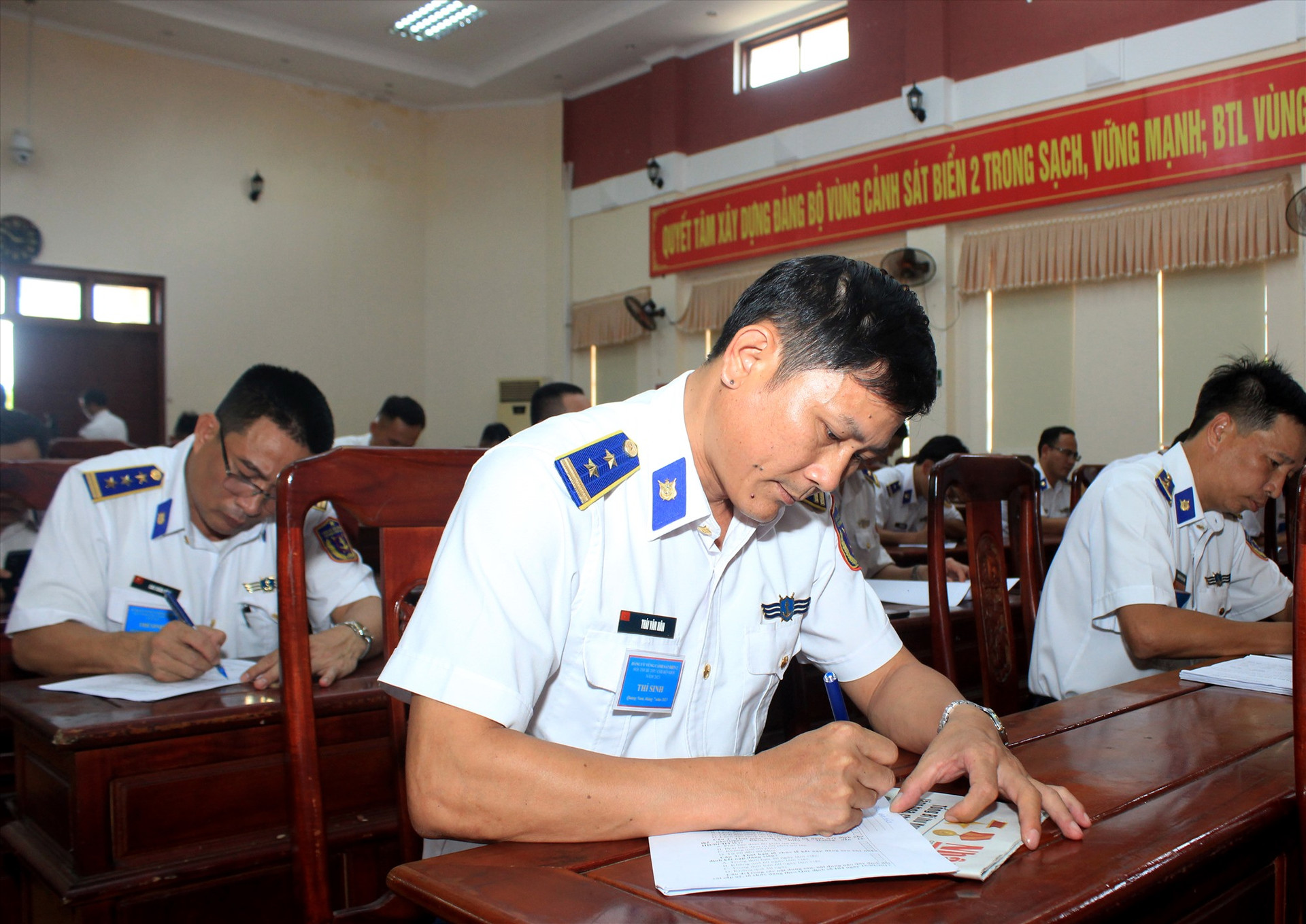 Tham dự hội thi có 24 thí sinh là Bí thư các chi bộ trực thuộc Bộ Tư lệnh Vùng Cảnh sát biển 2. Ảnh: T.C