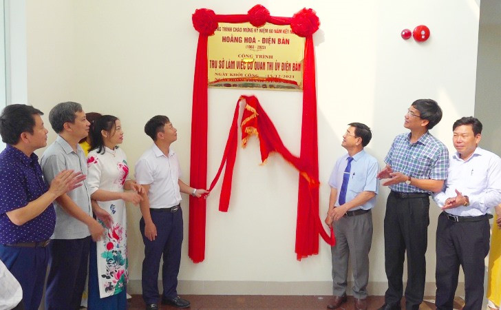 Nhân dịp kỷ niệm 60 năm kết nghĩa của hai địa phương, Điện Bàn tổ chức lễ gắn biển công trình trụ sở làm việc cơ quan Thị ủy Điện Bàn. Ảnh: P.Lộc