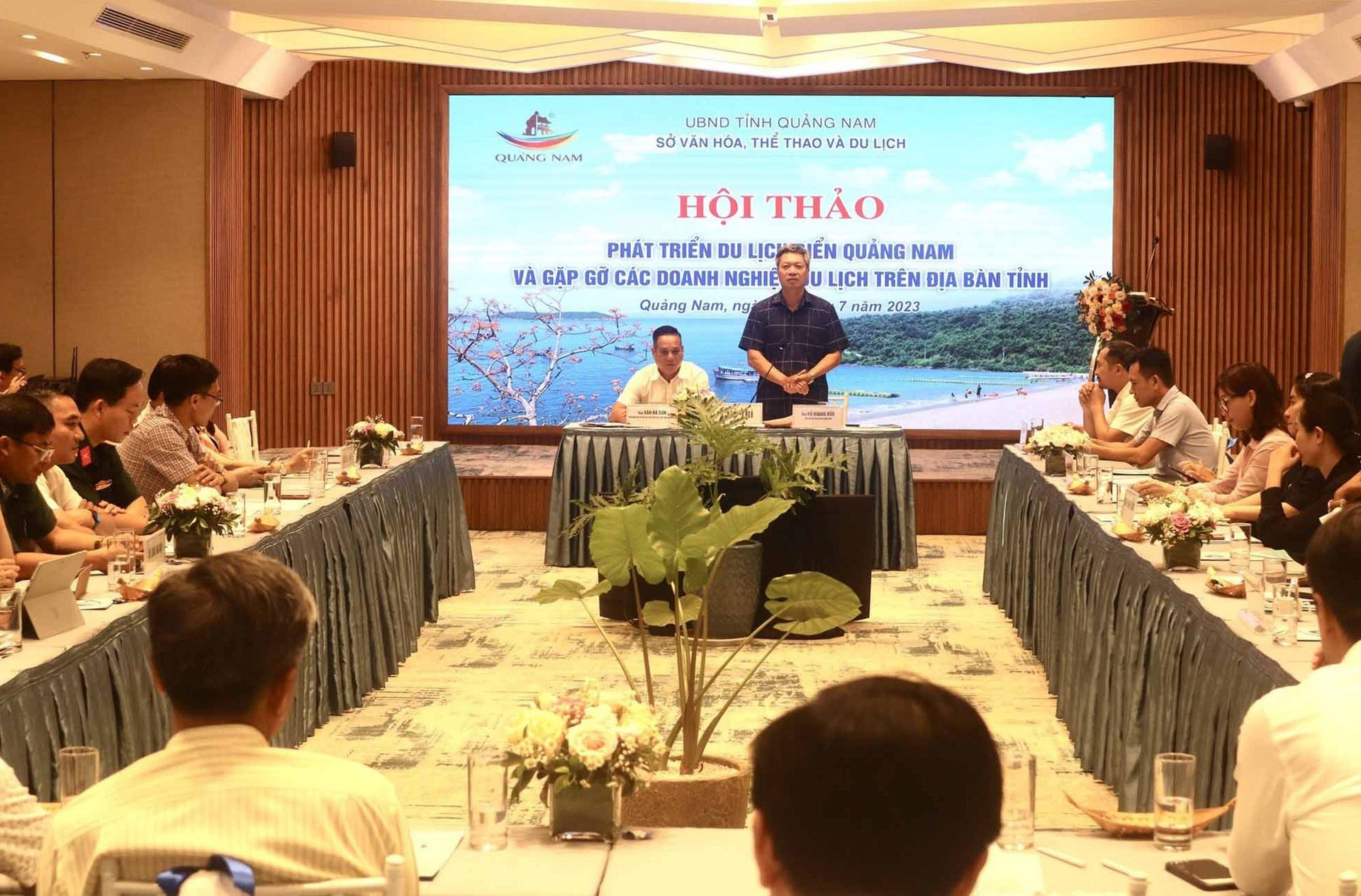 Phó Chủ tịch UBND tỉnh Hồ Quang Bửu (đứng) và lãnh đạo Sở VH-TT&DL chủ trì hội thảo. Ảnh: Q.T
