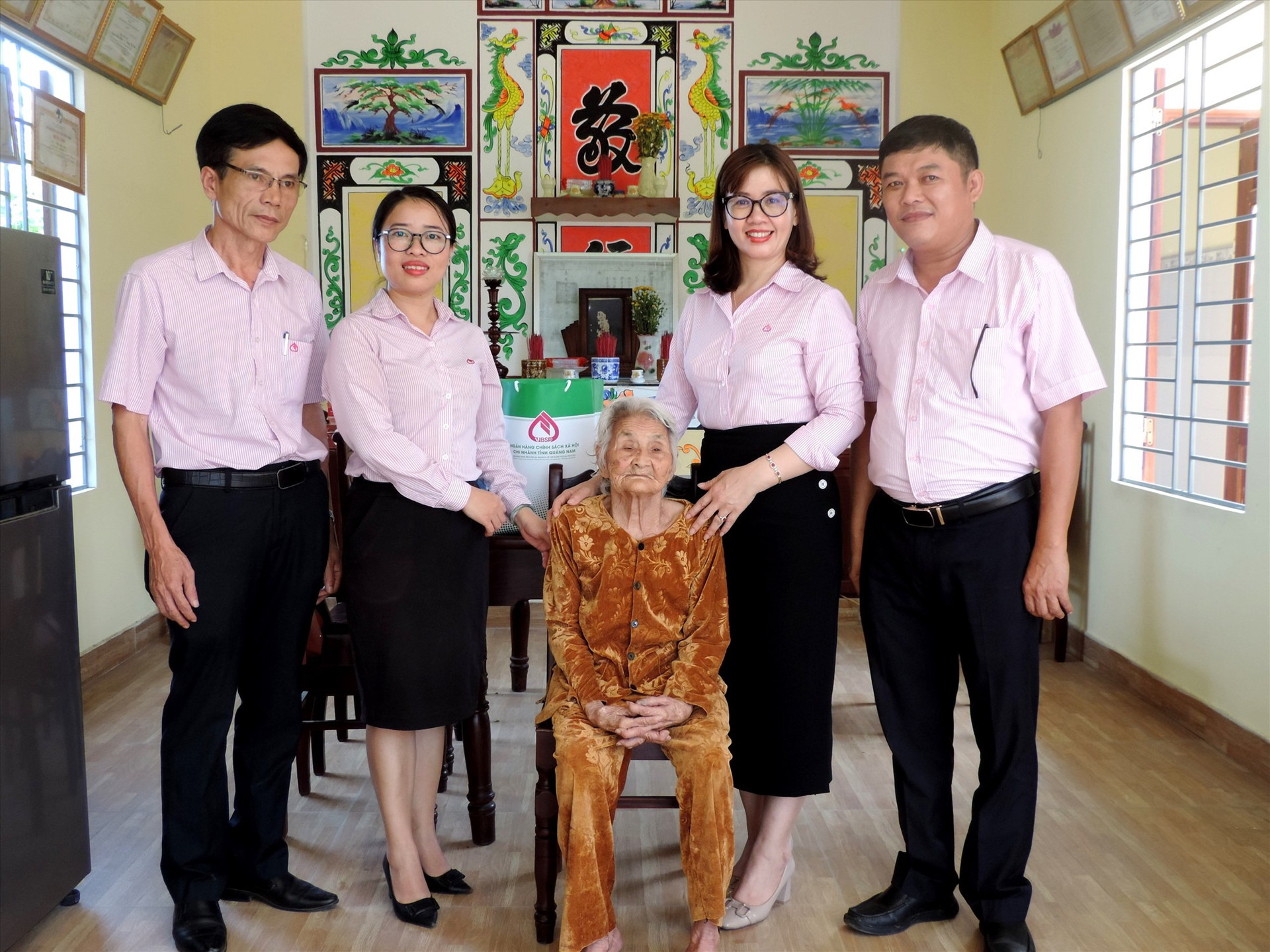 Chi nhánh Ngân hàng CSXH tỉnh đã đến thăm hỏi, tặng quà Mẹ VNAH Lưu Thị Nấu. Ảnh: PV
