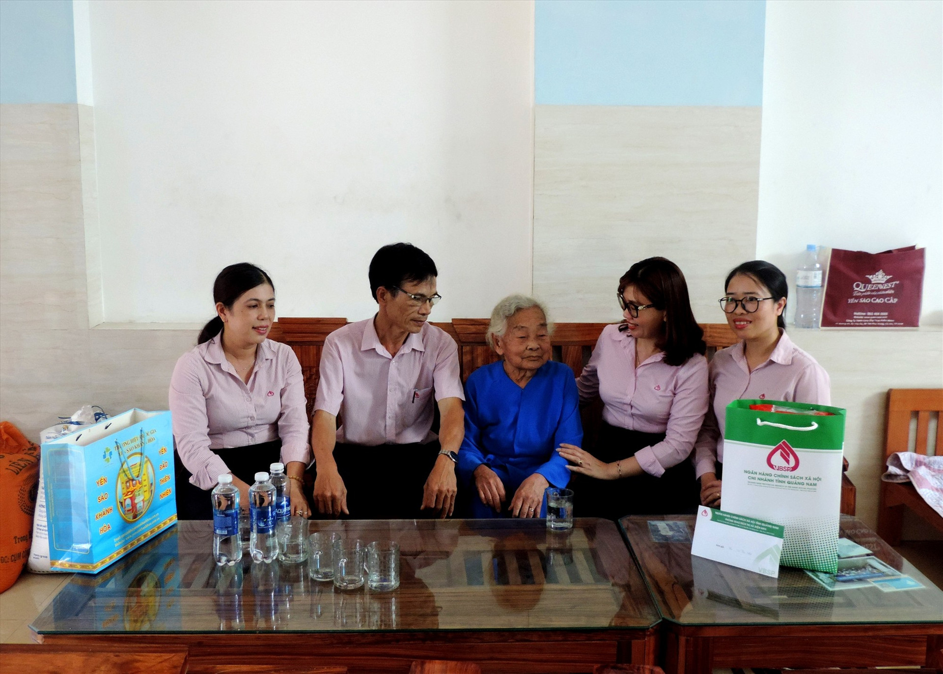 Chi nhánh Ngân hàng CSXH tỉnh đã đến thăm hỏi, tặng quà Mẹ VNAH Võ Thị Như. Ảnh: PV