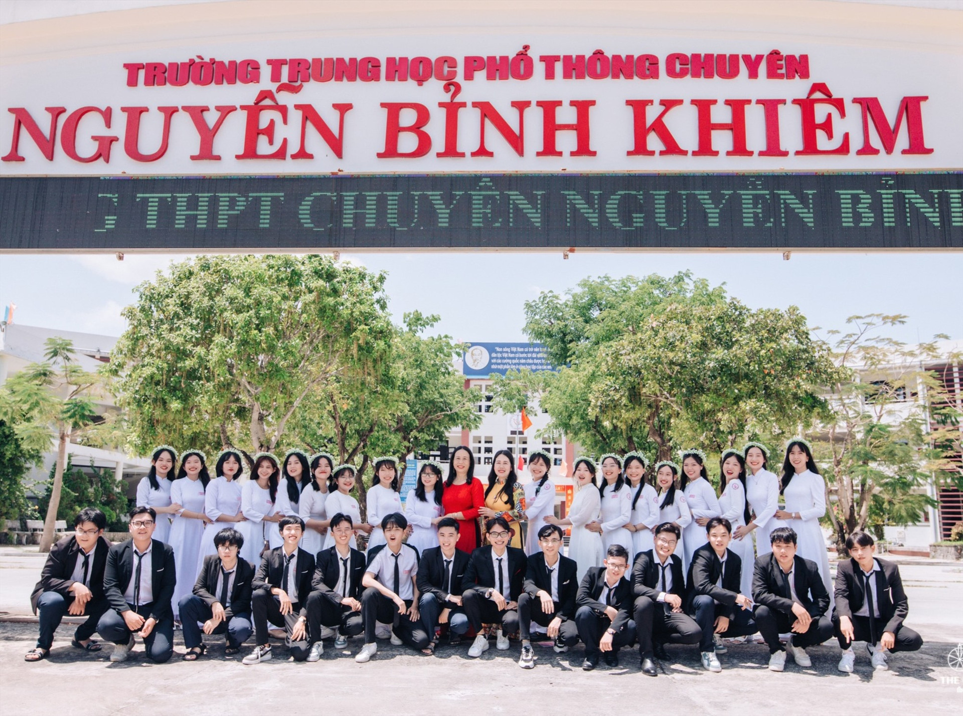 Tập thể lớp 12 chuyên Sử - Địa Trường THPT chuyên Nguyễn Bỉnh Khiêm. Ảnh: GVCC