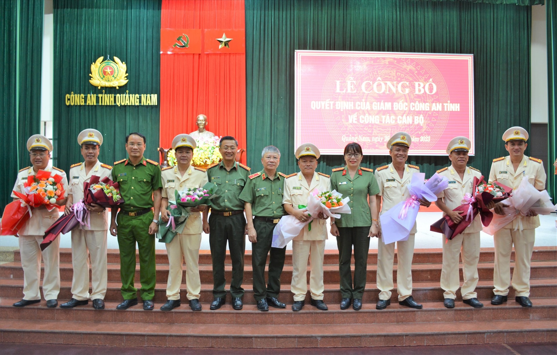 Lãnh đạo Công an Quảng Nam chúc mừng các đồng chí được điều động, bổ nhiệm. Ảnh: M.T