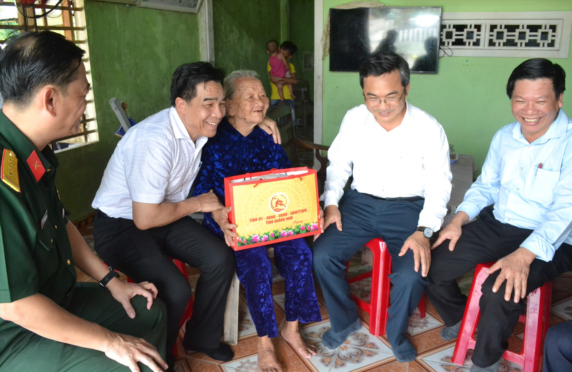 Đoàn công tác của Tỉnh ủy thăm hỏi, tặng quà gia đình bà Nguyễn Thị Thanh (thôn Vịnh Giang, xã Bình Nam, Thăng Bình). Ảnh: Q.VIỆT