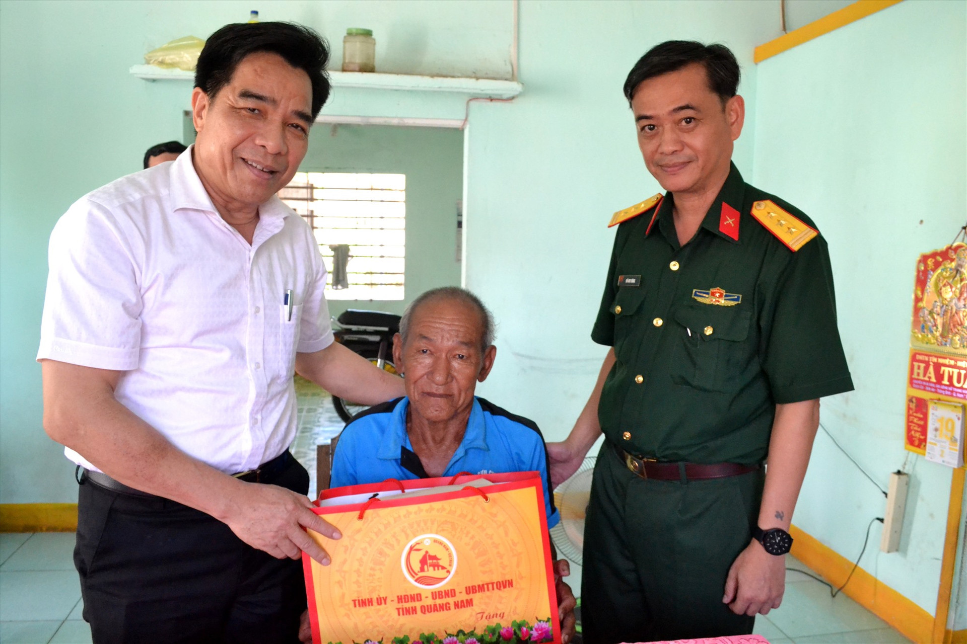 Đoàn công tác của Tỉnh ủy thăm, tặng quà gia đình ông Nguyễn Tấn Bường (thôn Phương Tân, xã Bình Nam). Ảnh: Q.VIỆT