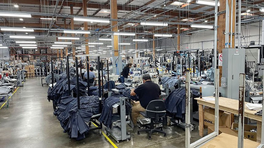 Mọi người làm việc tại nhà máy của Saitex, nơi thử nghiệm rô-bốt mới để cắt giảm chi phí sản xuất quần jean xanh, ở Los Angeles, California, Hoa Kỳ. ẢNH: REUTERS/FILE