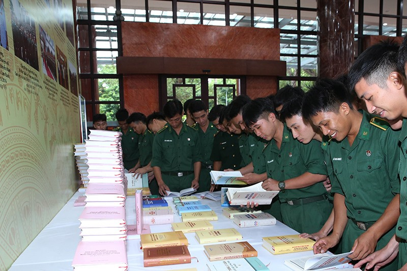 Học viên Học viện Biên phòng thăm quan khu trưng bày sách của Tổng Bí thư Nguyễn Phú Trọng.