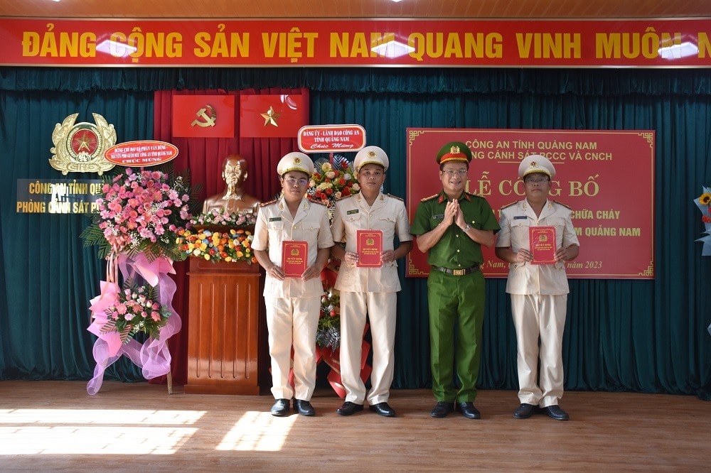 Đại tá Hồ Song Ân, Phó Giám đốc Công an tỉnh trao quyết định điều động, bổ nhiệm Chỉ huy Đội chữa cháy và cứu nạn, cứu hộ khu vực nam Quảng Nam