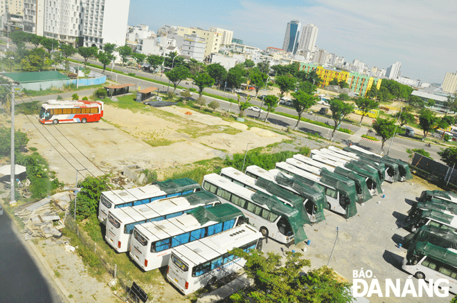 Một bãi đỗ xe tạm trên đường Võ Văn Kiệt, quận Sơn Trà. Ảnh: THÀNH LÂN