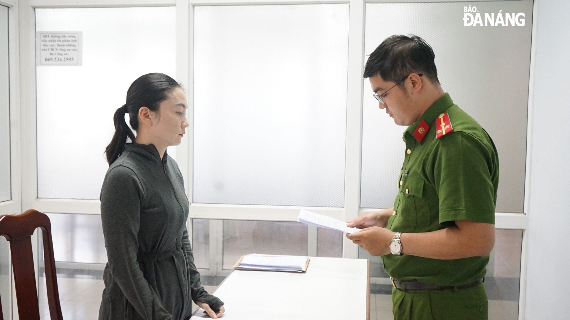 Văn phòng Cơ quan Cảnh sát điều tra, Công an thành phố ra quyết định khởi tố vụ án, khởi tố bị can đối với Võ Thị Quế Chi (phải).