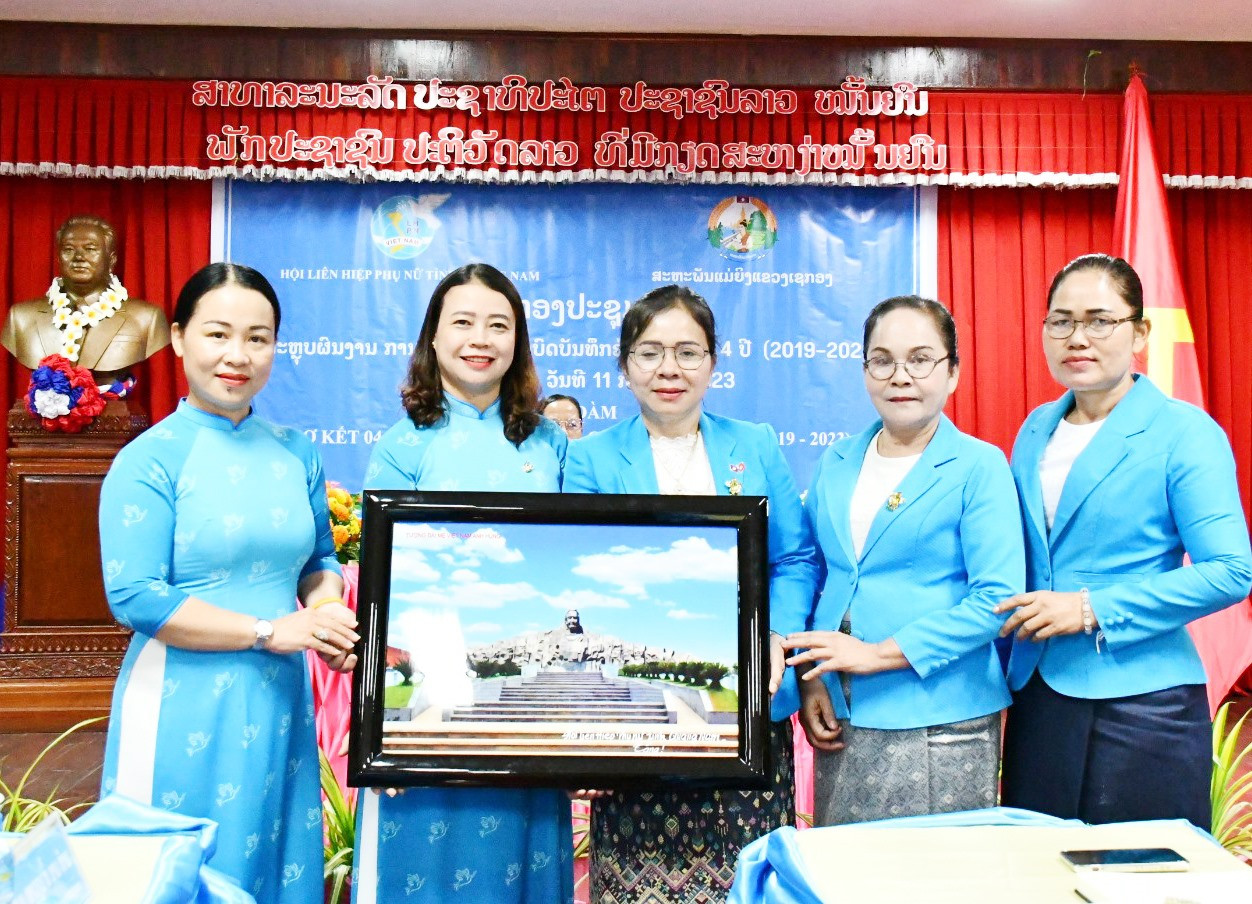 Lãnh đạo Hội LHPN tỉnh Quảng Nam (bên trái) tặng quà lưu niệm Hội LHPN tỉnh Sê Kông trong chuyến thăm và làm việc tại tỉnh Sê Kông vào tuần qua. Ảnh: Hội LHPN Quảng Nam