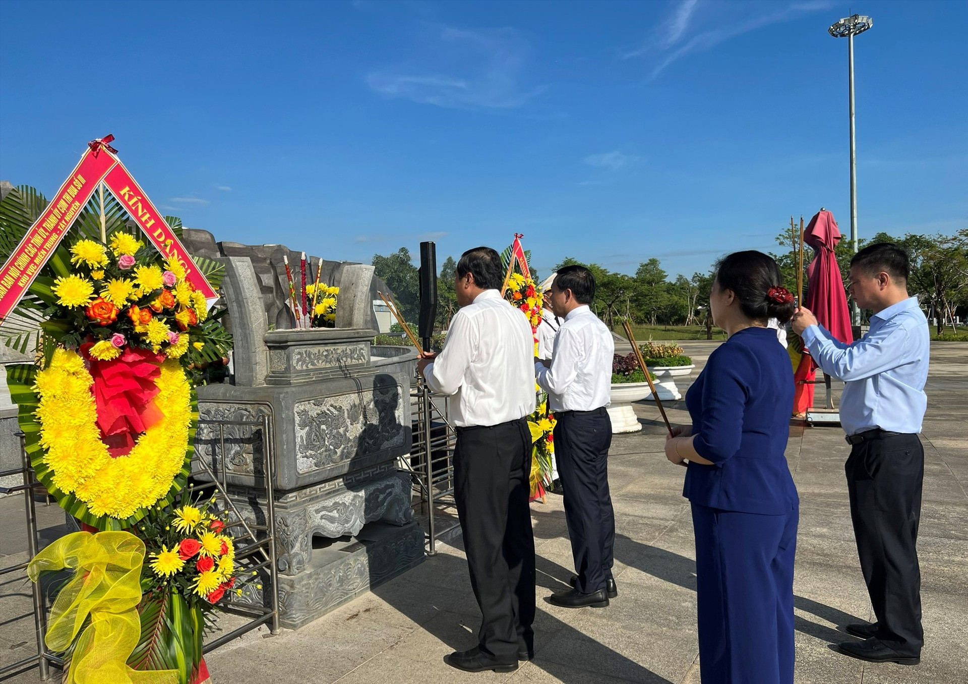 Các đồng chí lãnh đạo dâng hương tại Tượng đài Mẹ Việt Nam anh hùng. Ảnh: CTV