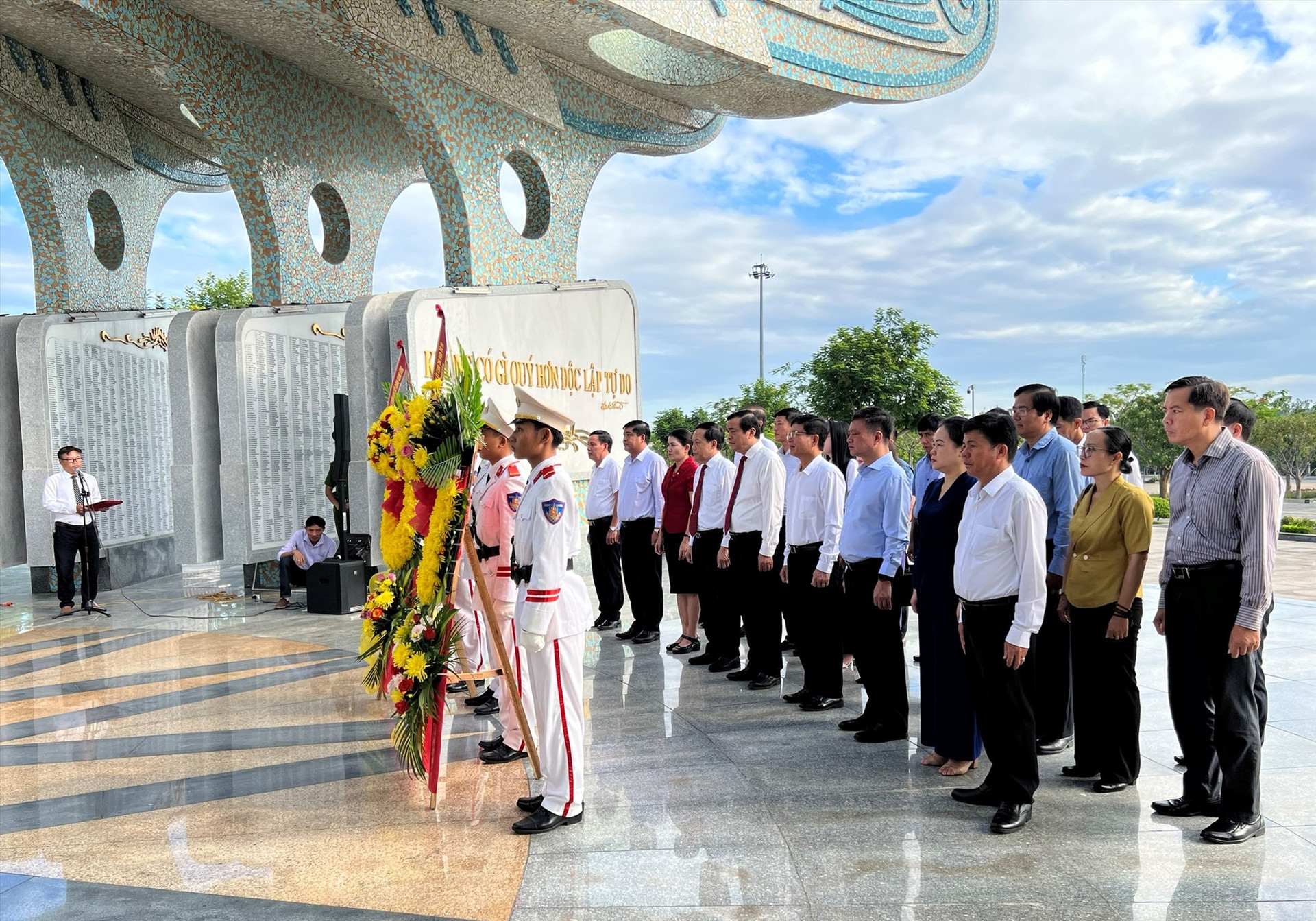 Đoàn công tác dâng hoa, dâng hương tri ân các anh hùng liệt sĩ tại Nghĩa trang liệt sĩ tỉnh. Ảnh: CTV
