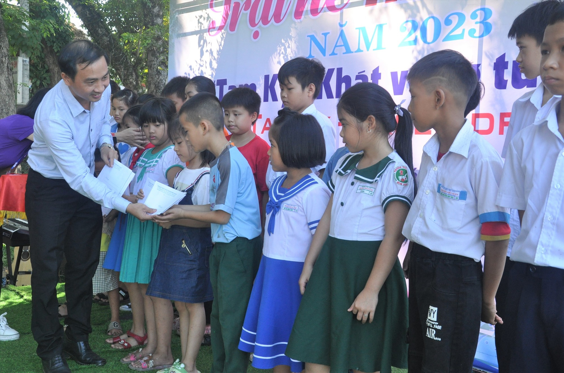 Phó Chủ tịch UBND thành phố Nguyễn Hồng Lai trao quà cho các học sinh nghèo. Ảnh: X.P