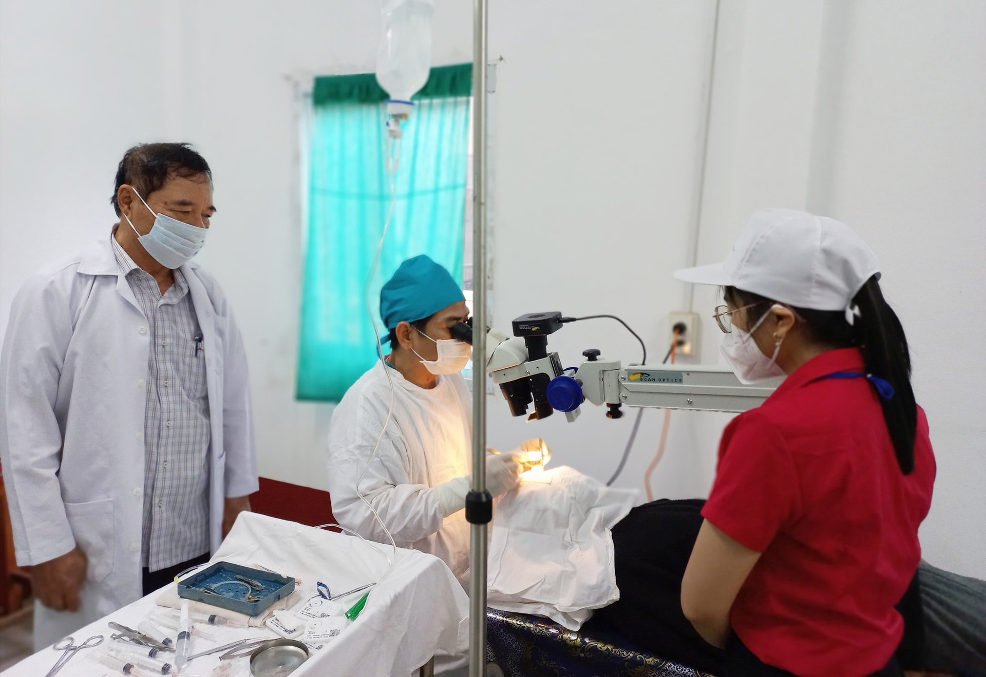 Khám chữa bẹnh miễn phí cho người dân tỉnh Sê Kông