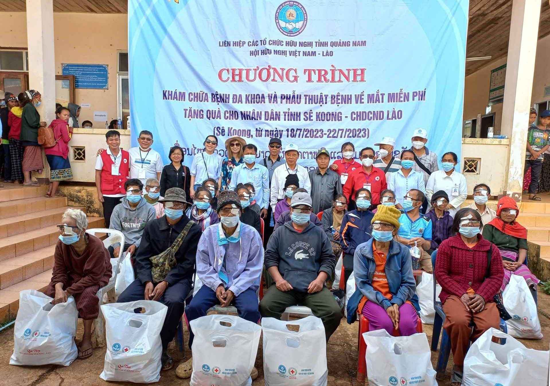 Người dân tỉnh Sê Kông được mổ mắt và nhận quà từ đoàn công tác Quảng Nam