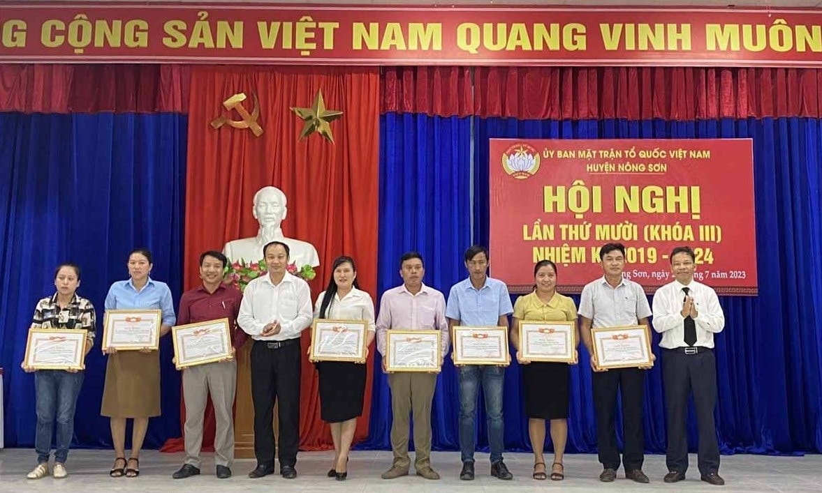 Khen thưởng tập thể, cá nhân xuất sắc. Ảnh: N.P