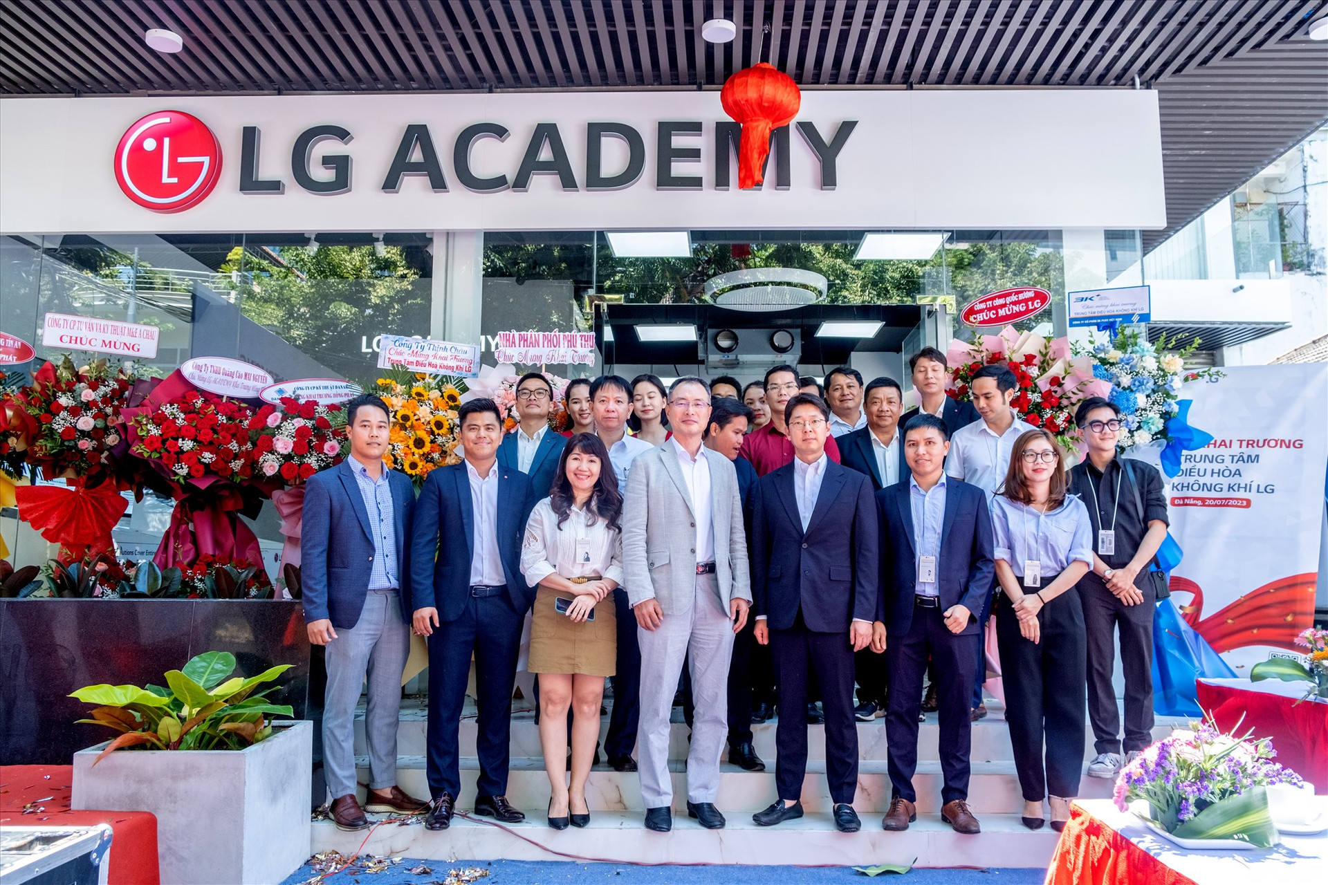 Đại diện LG Electronics Việt Nam cùng các khách mời tại sự kiện khai trương LG Academy Đà Nẵng.