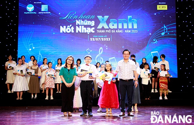 Ban tổ chức trao 2 giải Nhất ở bảng A và bảng B cho các em thiếu nhi có tác phẩm dự thi xuất sắc nhất. Ảnh: X.D