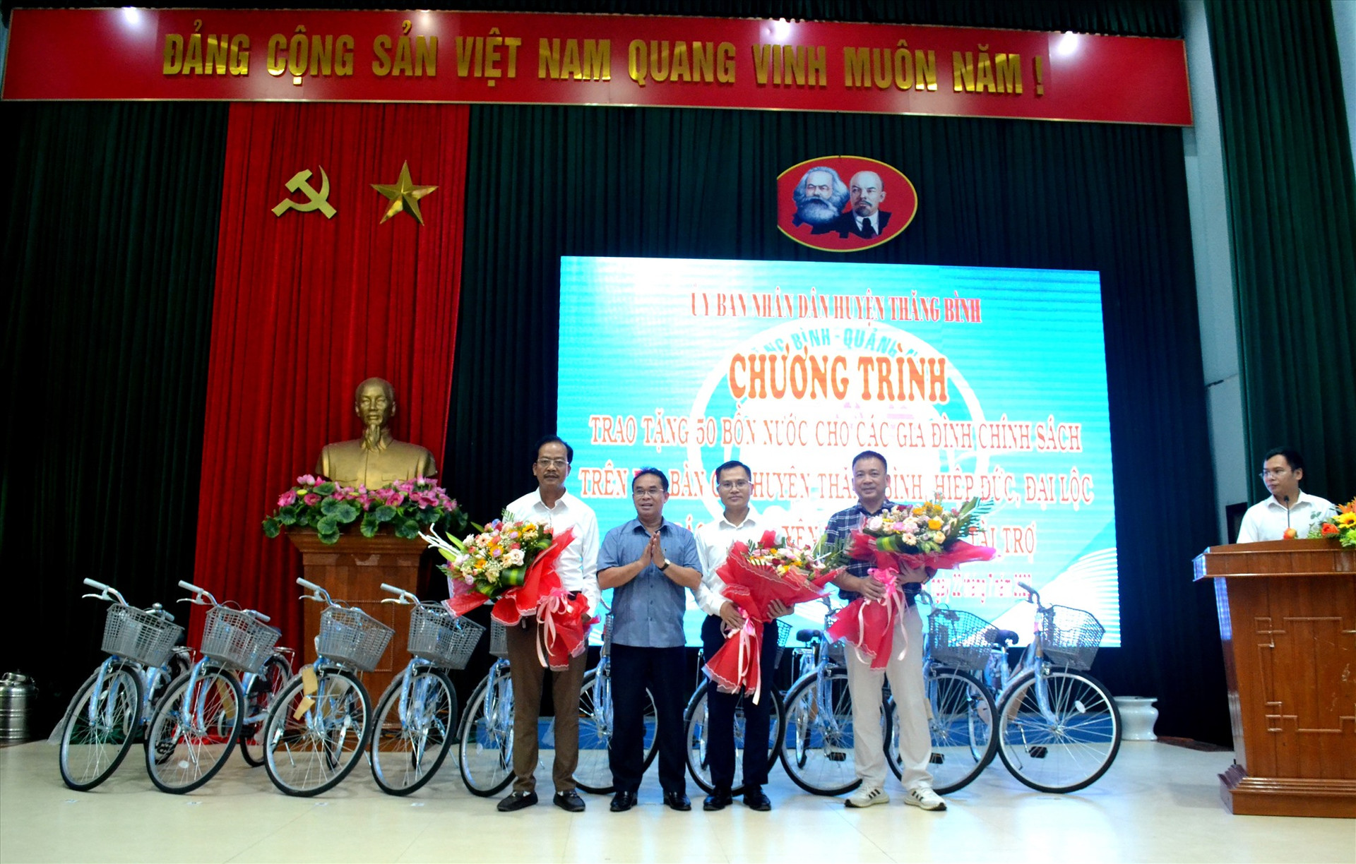 Phó Chủ tịch UBND tỉnh Trần Anh Tuấn tặng hoa các đơn vị tài trợ. Ảnh: Q.VIỆT