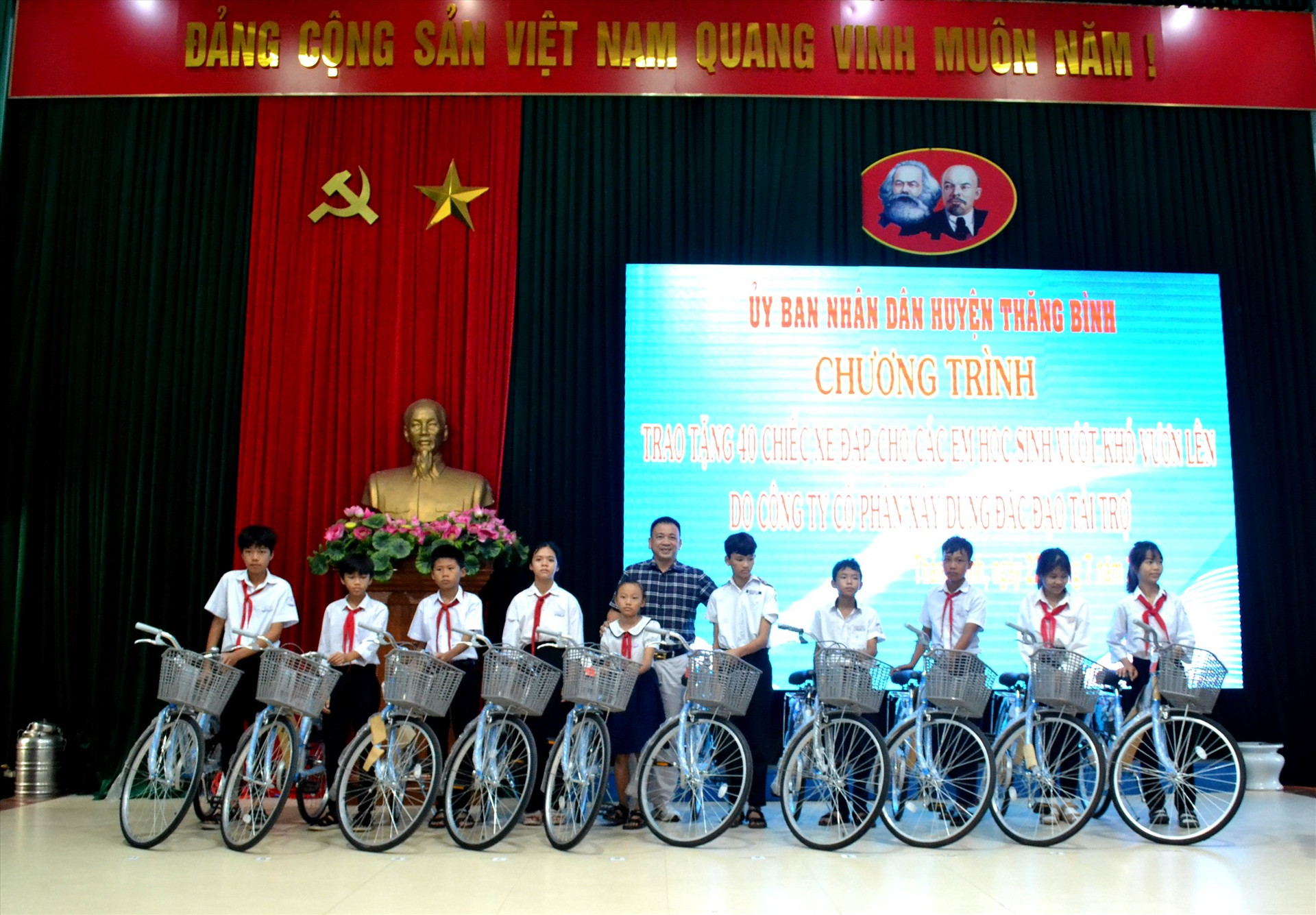 Công ty CP Xây dựng Đắc Đạo tặng xe đạp cho học sinh nghèo vượt khó vươn lên trên địa bàn huyện Thăng Bình. Ảnh: Q.VIỆT