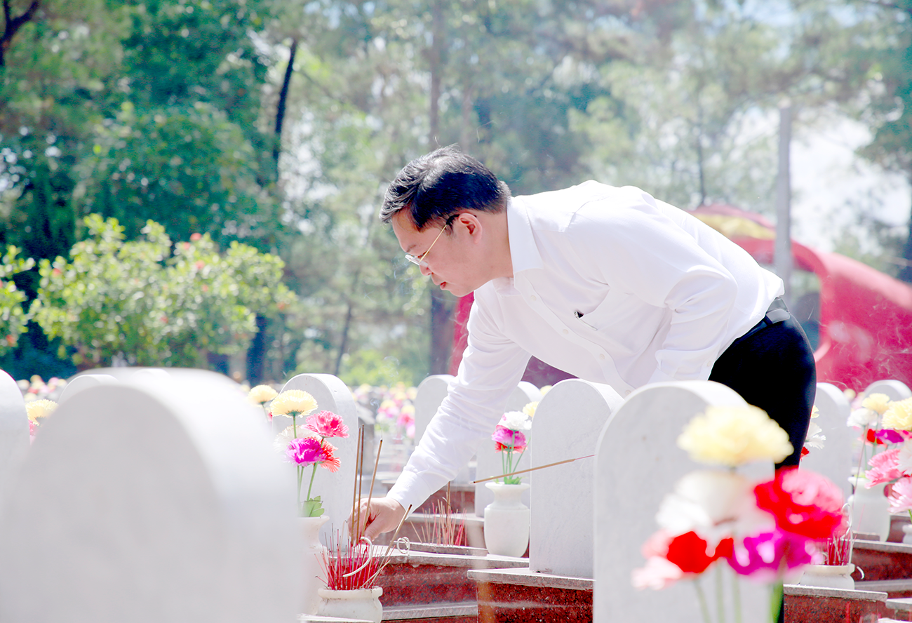 Chủ tịch UBND tỉnh Lê Trí Thanh viếng hương Nghĩa trang liệt sĩ Trường Sơn năm 2022. Ảnh: T.C