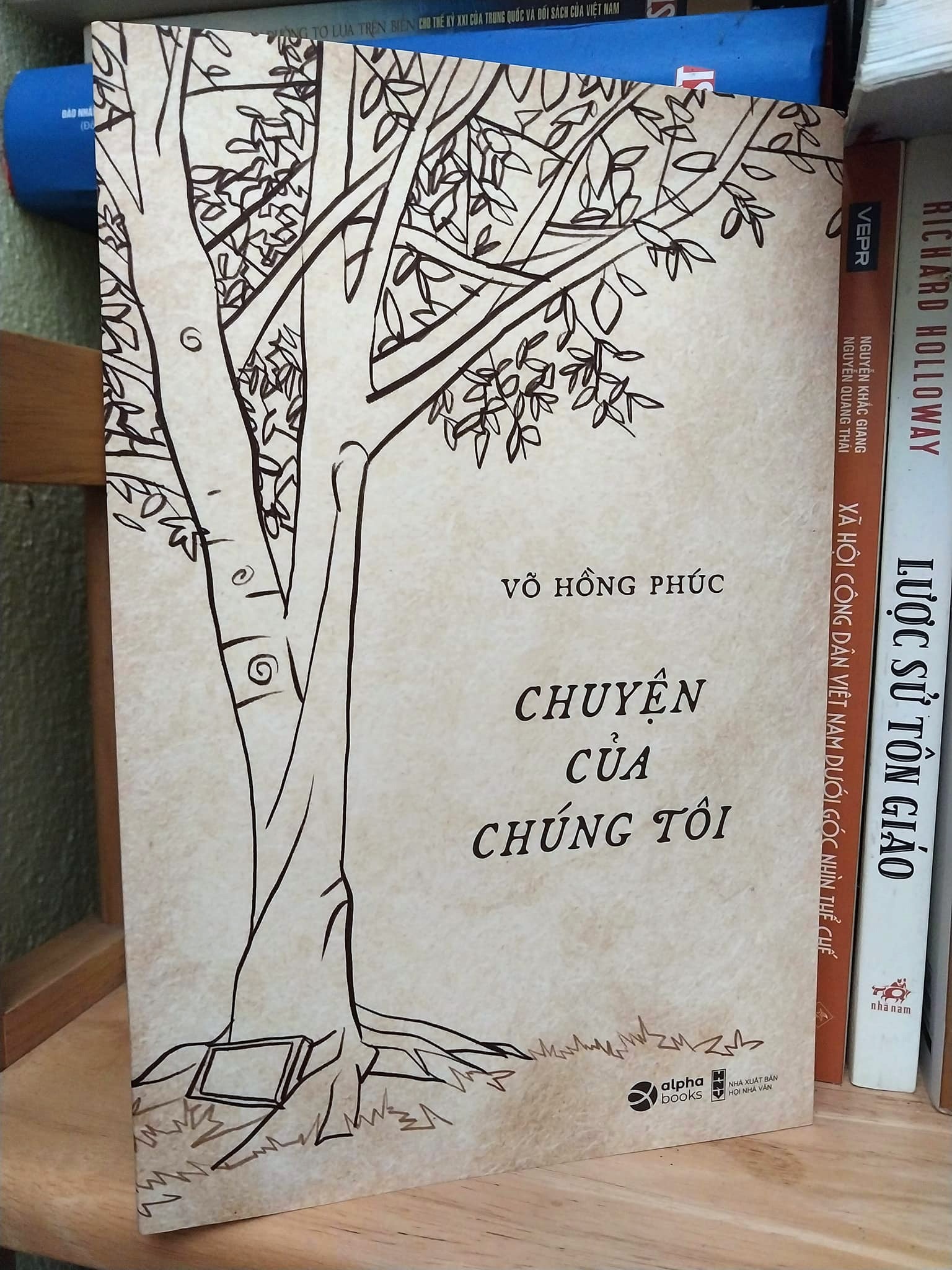 Tập sách “Chuyện của chúng tôi” của tác giả Võ Hồng Phúc.