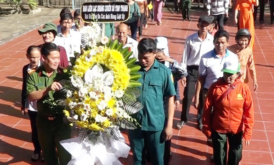 Những người kháng chiến trụ bám Tam Thạnh dâng hoa nghĩa trang Liệt sĩ. Ảnh: V.P