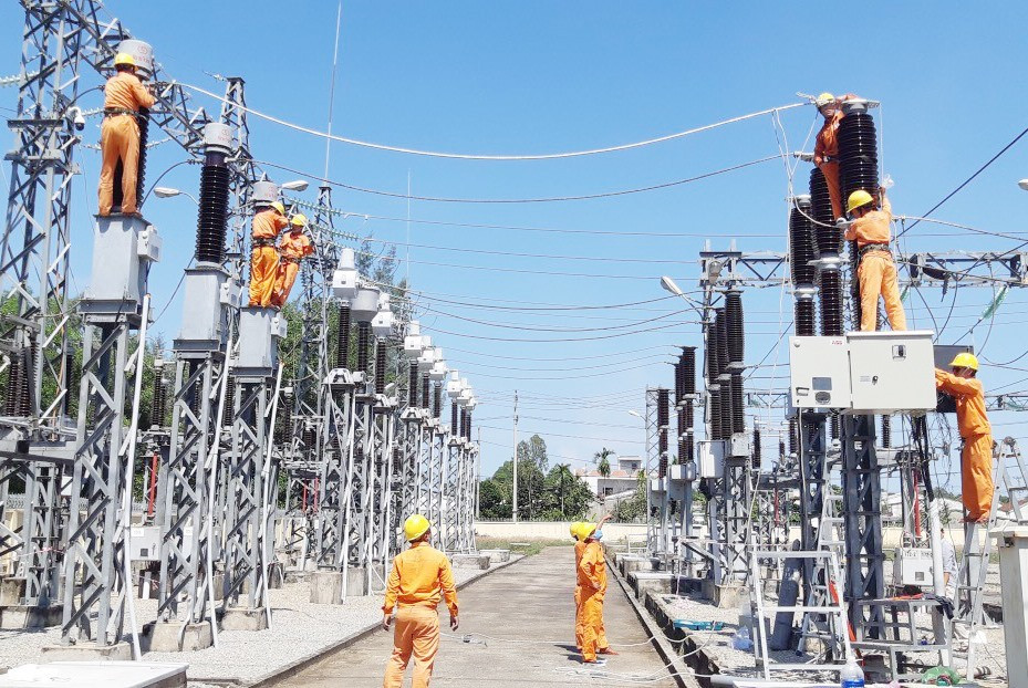 PC Quảng Nam không ngừng sửa chữa nâng cấp lưới điện. Ảnh: P.V