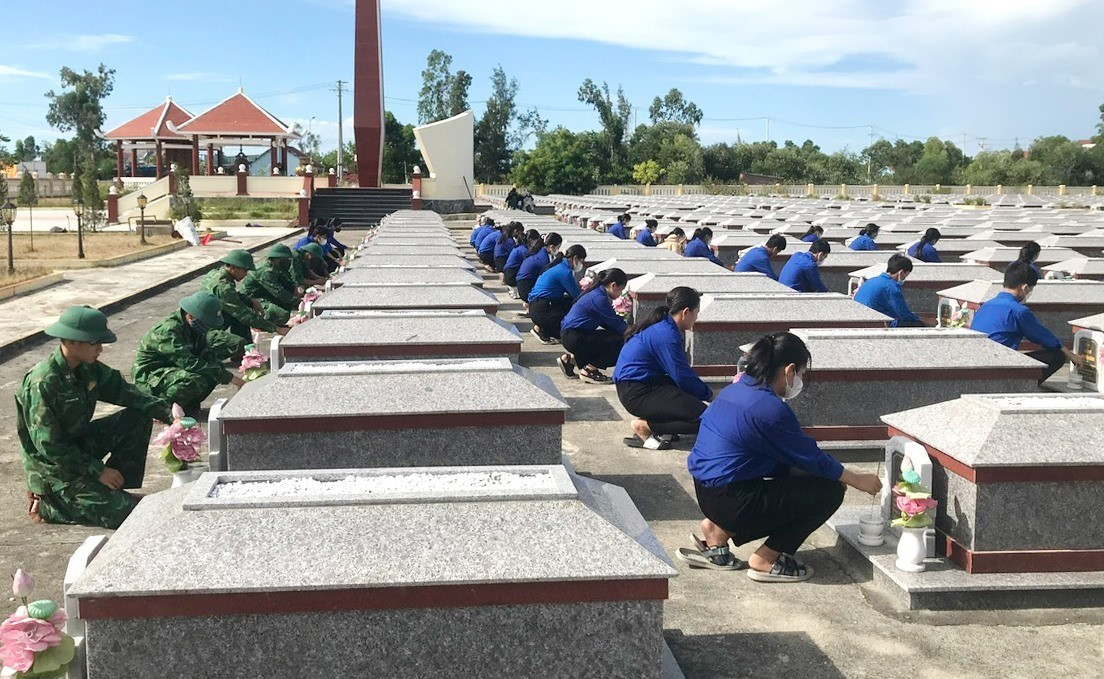 Cán bộ chiến sĩ đồn Biên phòng Bình Minh tham gia cùng địa phương thắp nén tri ân, quét dọn vệ sinh tại nghĩa trang trên địa bàn. Ảnh: B.P