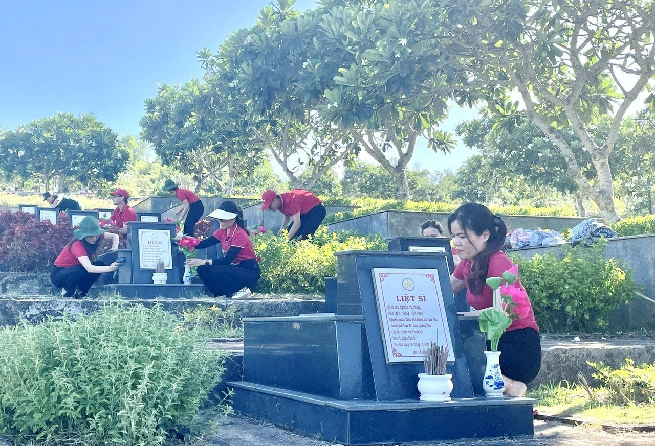 Viettel Quảng Nam tổ chức lau dọn, thay hoa mới và dâng hương cho hơn 18 nghìn mộ liệt sỹ trên địa bàn tỉnh. Ảnh:N.P