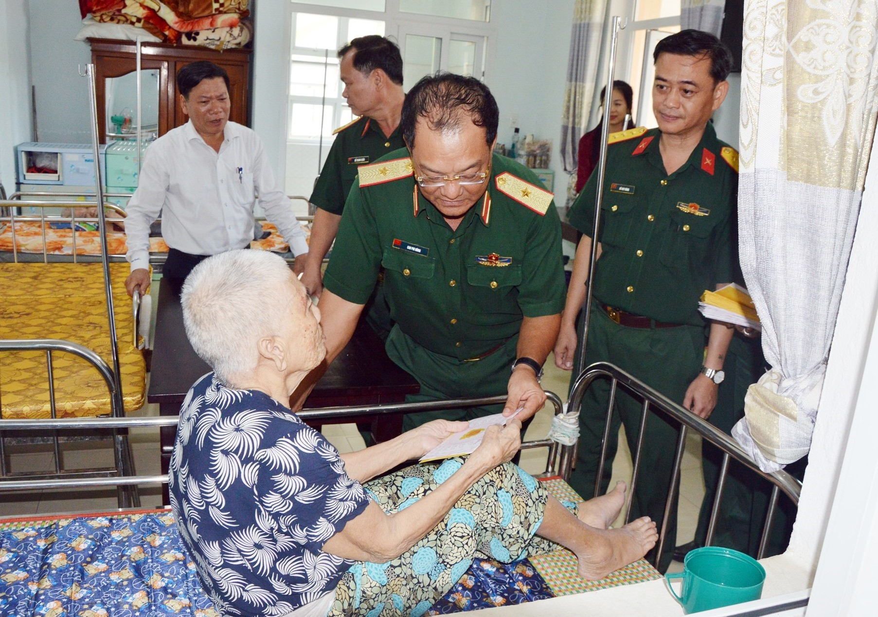 Đoàn công tác Quân khu thăm hỏi động viên và tặng quà cho Thương bệnh binh nặng tại Trung tâm NCC Quảng Nam.
