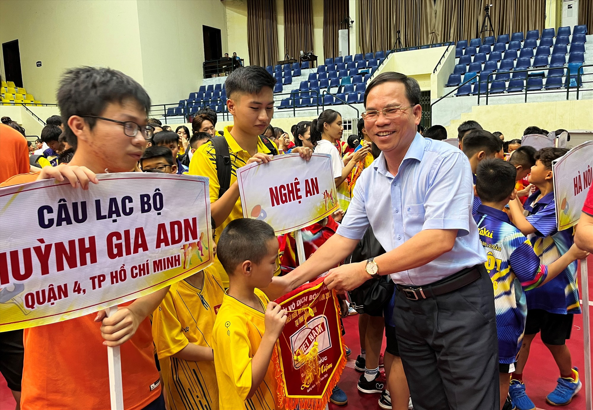 Giám đốc Sở VH-TT&DL Nguyễn Thanh Hồng tặng cờ lưu niệm cho các đoàn. Ảnh: X.P