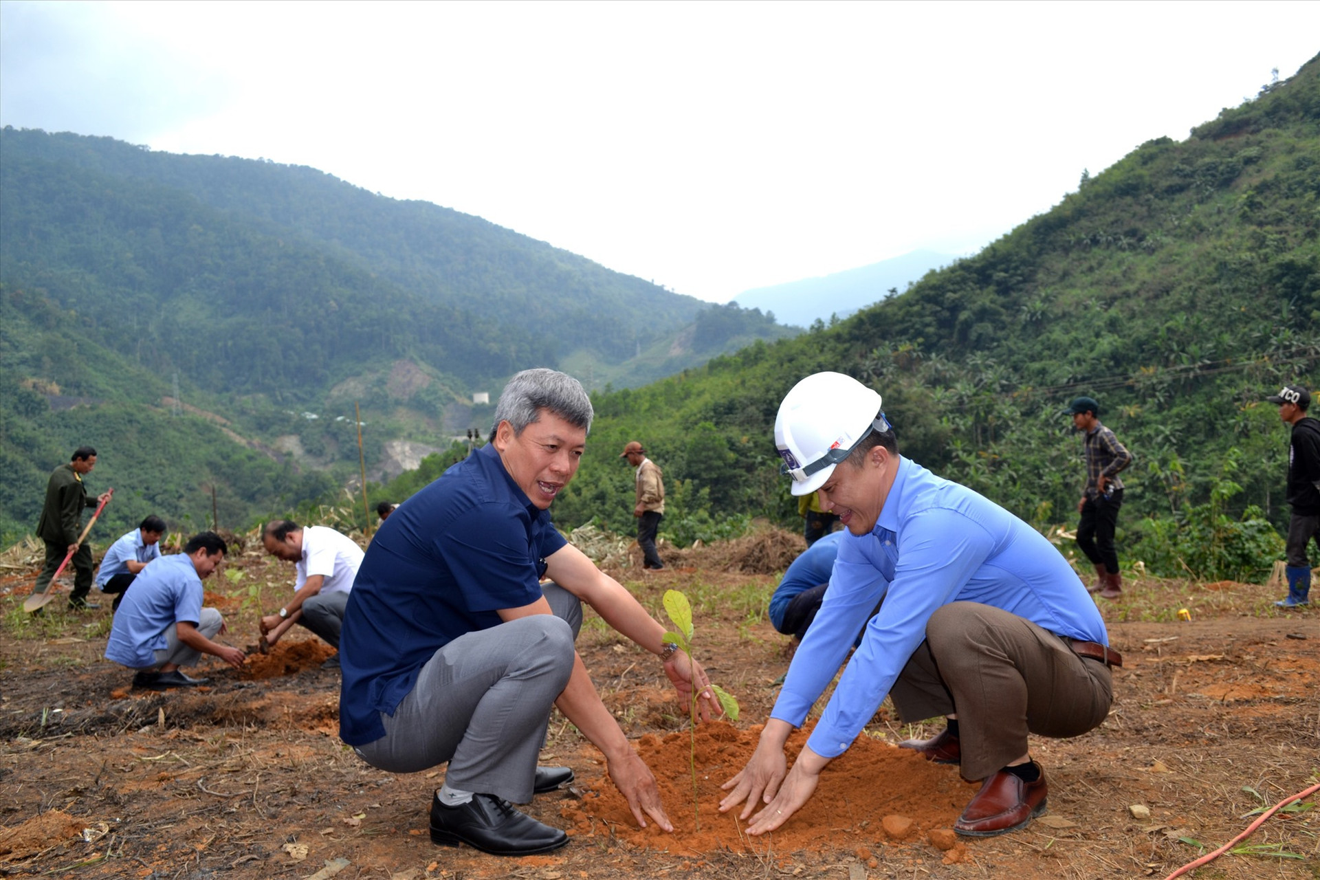 Phó Chủ tịch UBND tỉnh Hồ Quang Bửu tham gia chương trình hỗ trợ sinh kế cho người dân vùng thủy điện của Công ty CP Thủy điện Nước Biêu (Nam Trà My). Ảnh: NGUYỄN QUANG