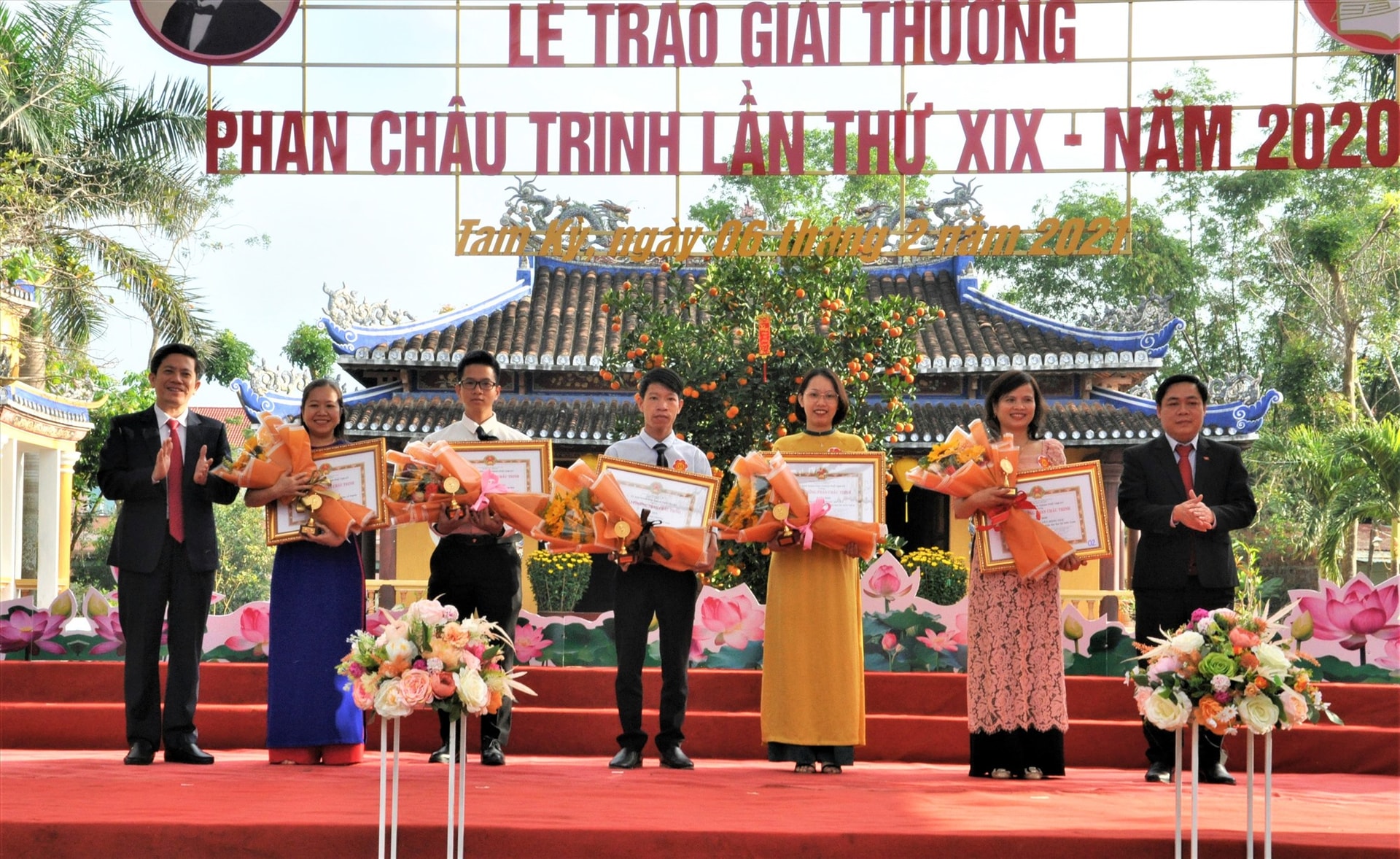 TS. Phạm Nguyễn Hồng Ngự (thứ hai từ phải sang) nhận giải thưởng Phan Châu Trinh do TP.Tam Kỳ trao tặng năm 2020. Ảnh: X.P