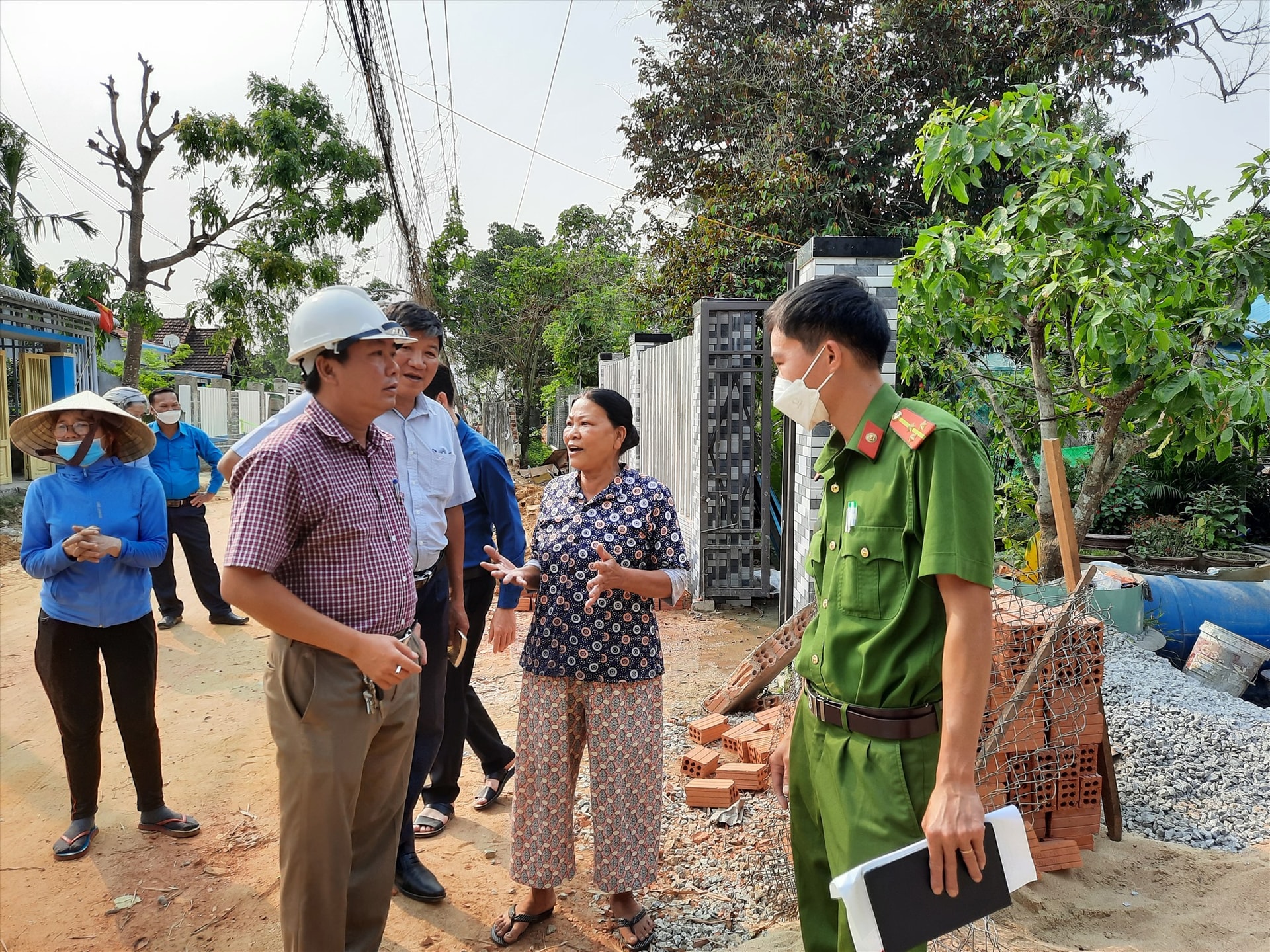 Chính quyền, Mặt trận phường Trường Xuân vận động hộ dân đồng thuận mở rộng tuyến đường Xuân Hòa - Xuân Đông. Ảnh: PV