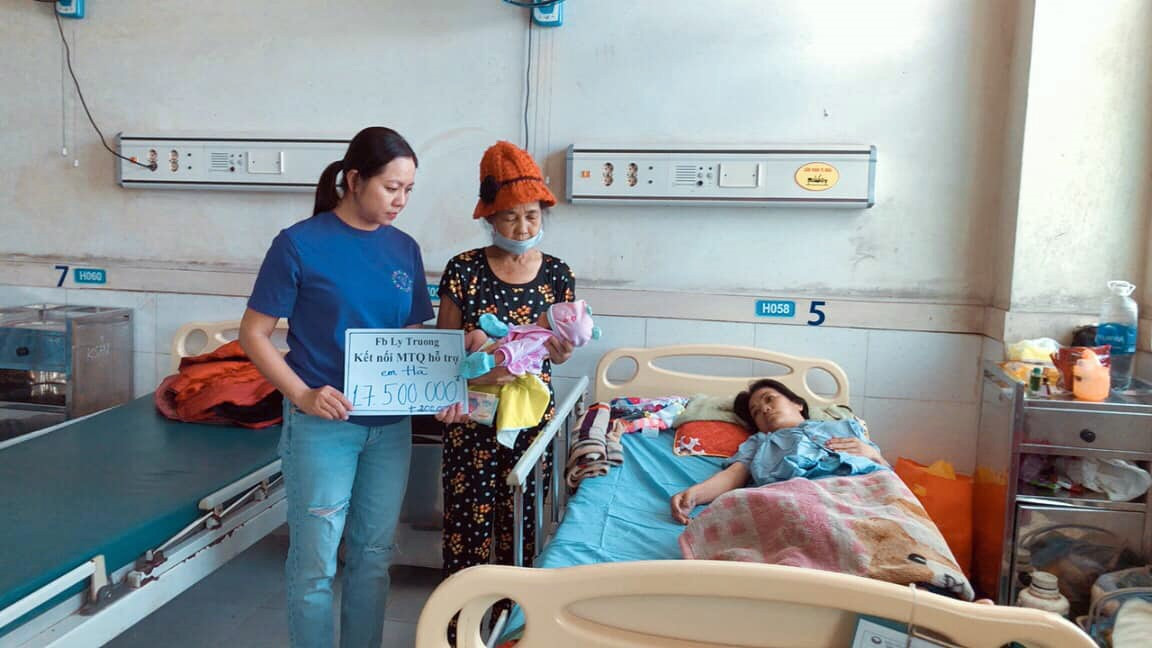 Chị Trương Thị Lý thăm và tặng quà người nhà bệnh nhân. Ảnh: NVCC