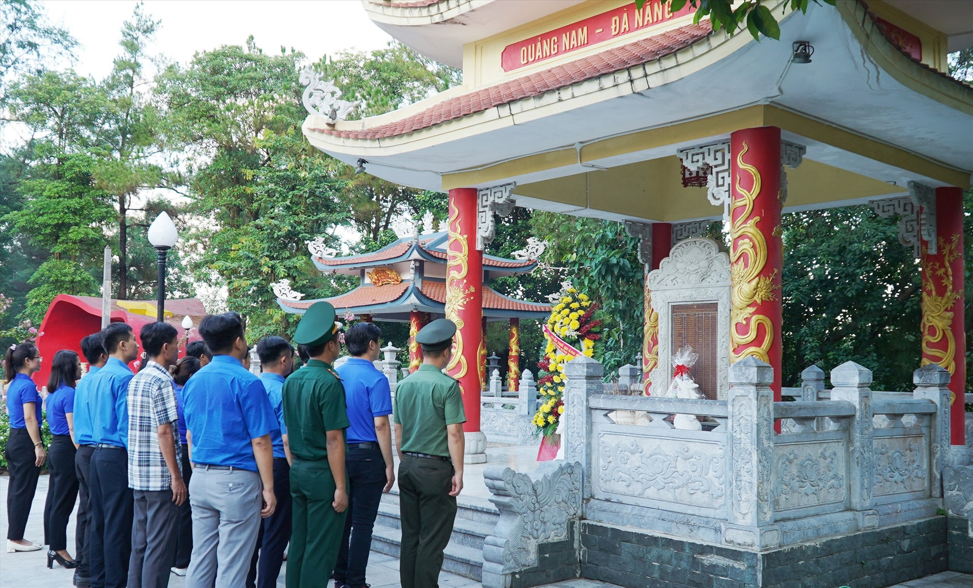 dâng hoa tri ân tại Nhà bia tưởng niệm liệt sĩ quê Quảng Nam - Đà Nẵng tại Nghĩa trang liệt sĩ quốc gia Trường Sơn (Quảng Trị)