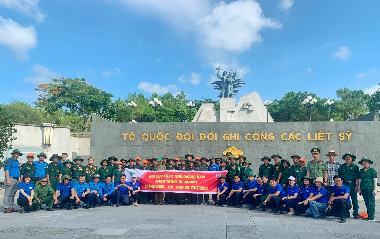 Đoàn công tác của Hội Cựu TNXP tỉnh chụp ảnh lưu niệm cùng Đoàn công tác của Tỉnh đoàn Quảng Nam