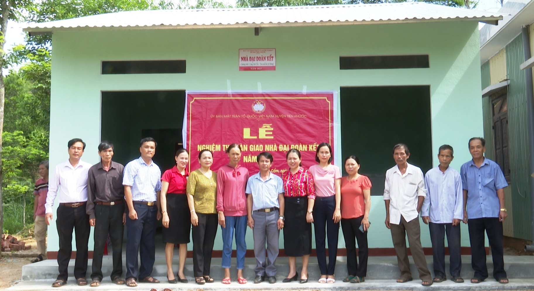 Lãnh đạo Mặt trận huyện Tiên Phước cùng xã Tiên Cẩm bàn giao “Nhà đại đoàn kết” cho gia đình khó khăn. Ảnh:N.HƯNG