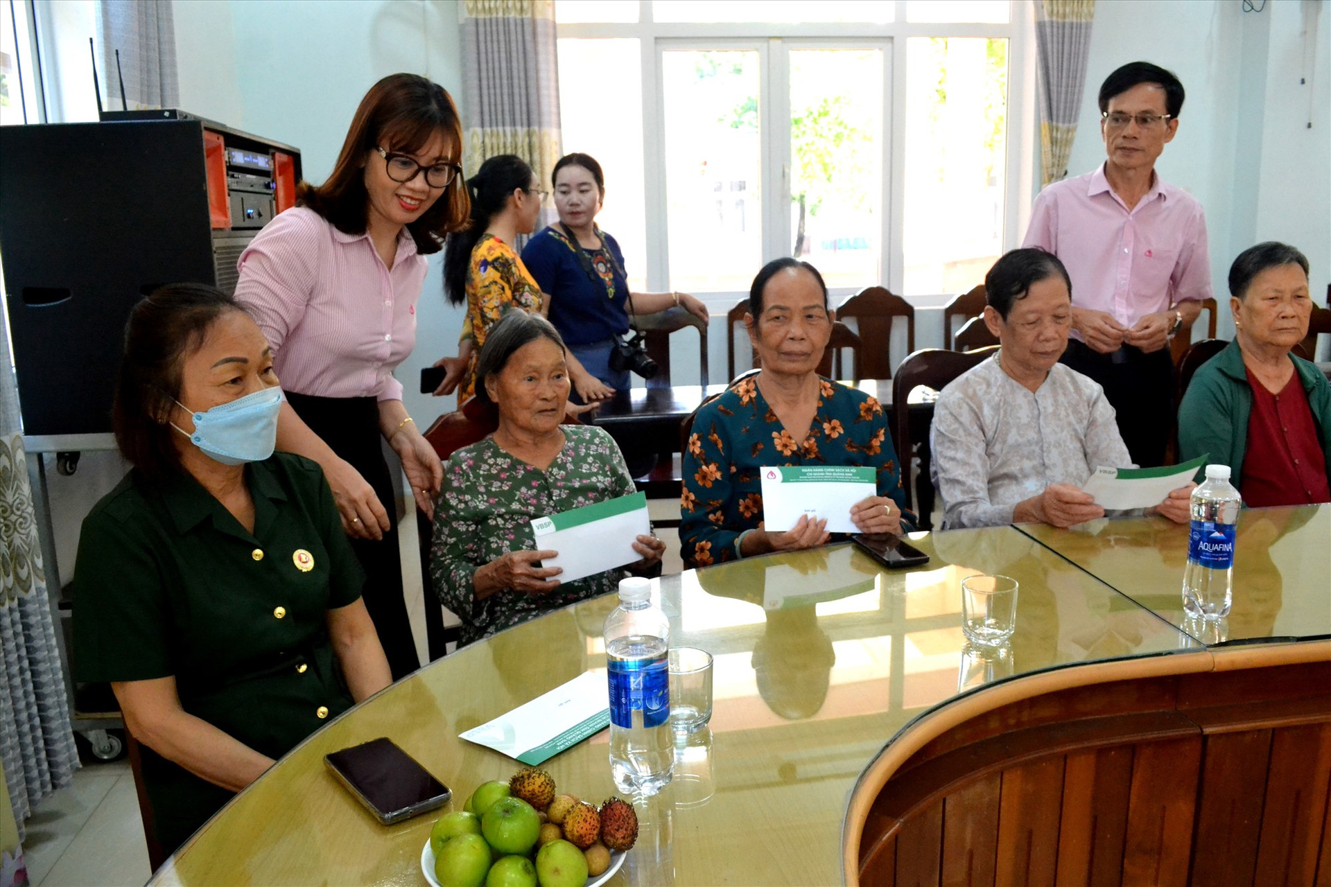 Chi nhánh Ngân hàng CSXH Quảng Nam đến thăm hỏi, động viên, tặng quà tại Trung tâm Nuôi dường & điều dưỡng người có công Quảng Nam. Ảnh: Q.VIỆT