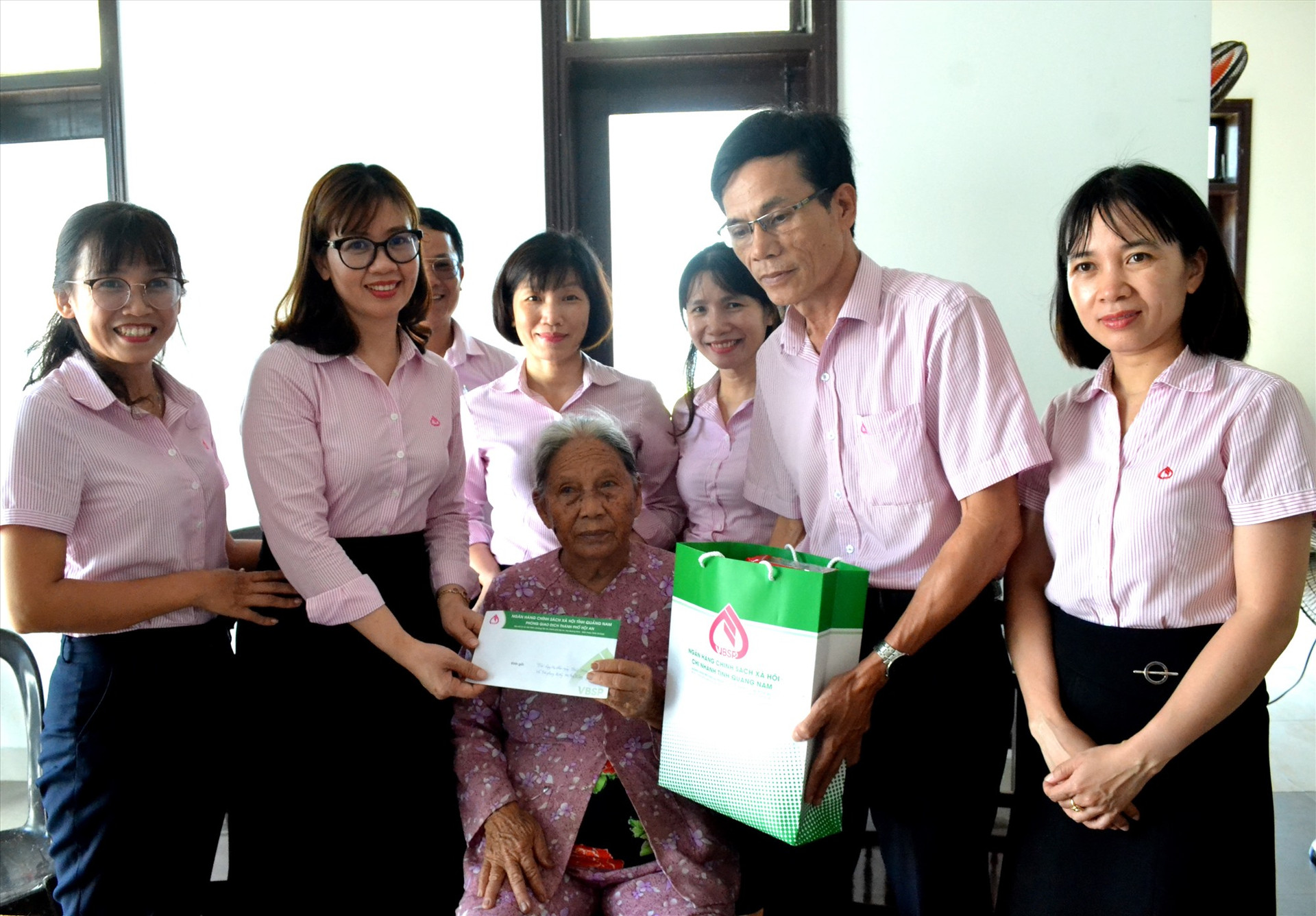 Chi nhánh Ngân hàng CSXH Quảng Nam cũng đã đến thăm hỏi, động viên, tặng quà Mẹ VNAH Hồ Thị Lầm. Ảnh: Q.VIỆT