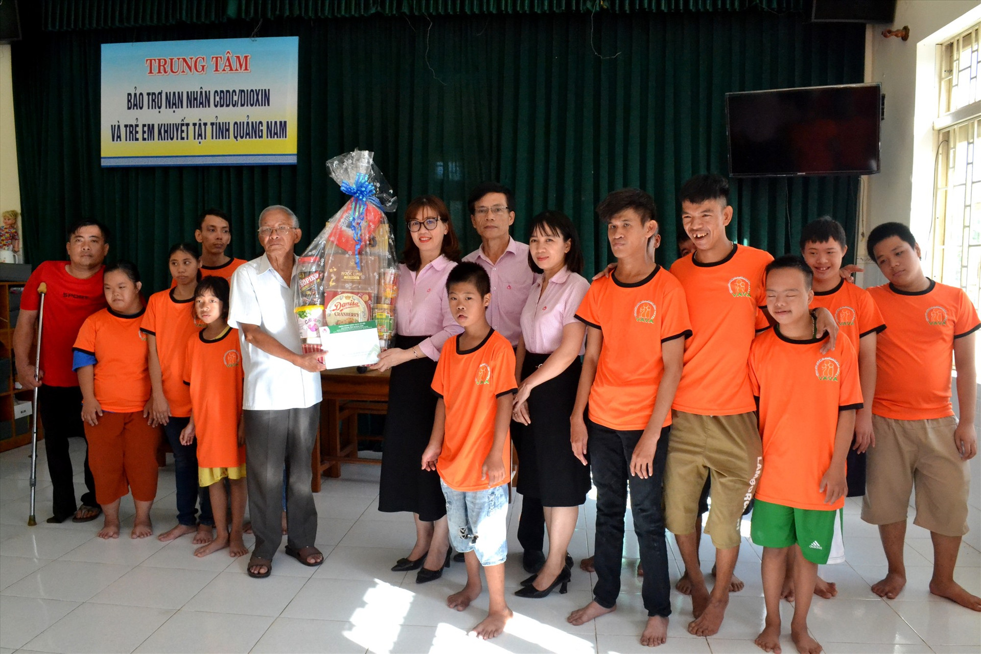 Đoàn đã đến thăm hỏi, tặng quà tại Trung tâm Bảo trợ nạn nhân chất độc da cam/dioxin Quảng Nam và trẻ em khuyết tật tỉnh. Ảnh: Q.VIỆT