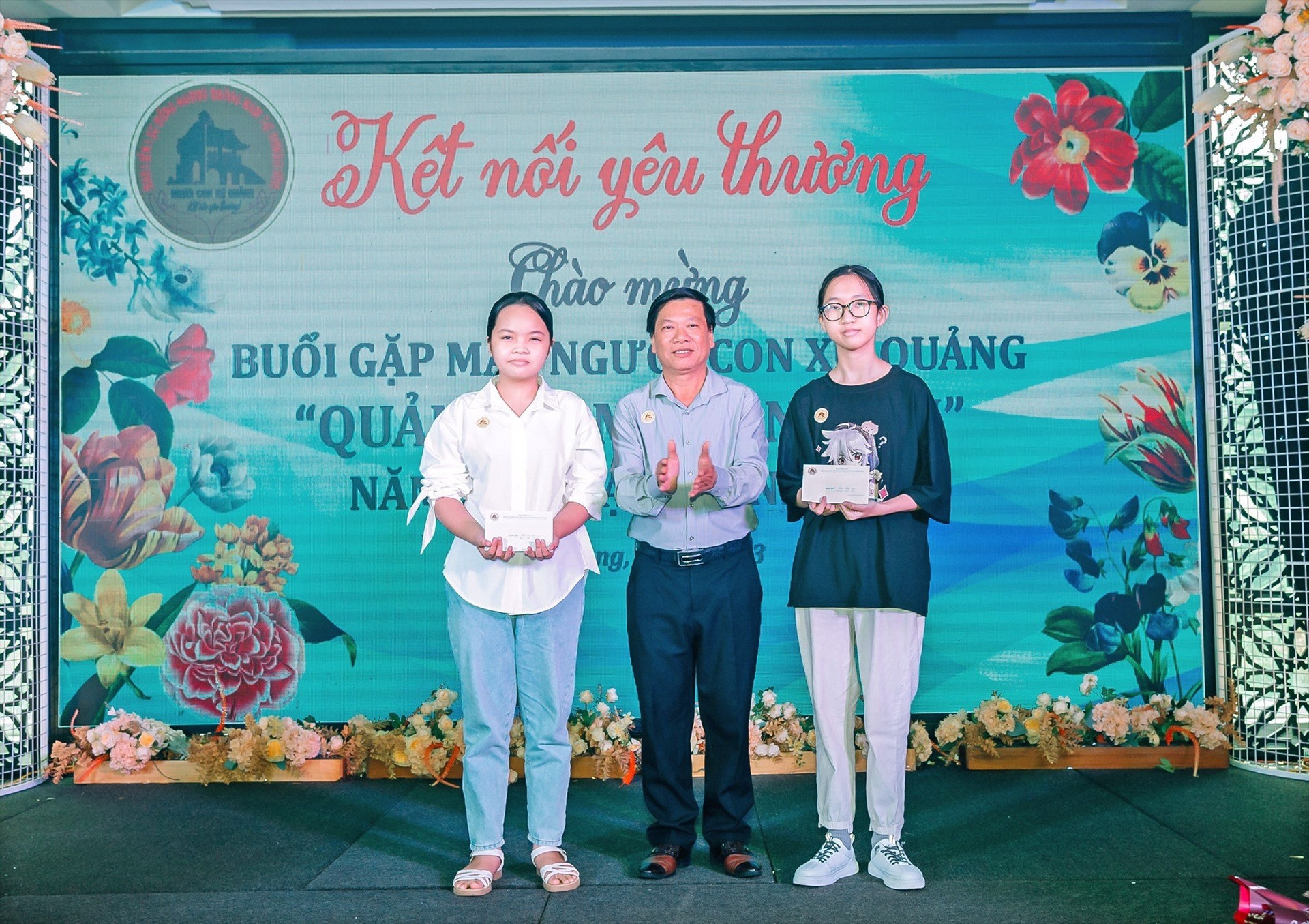 Hội đồng hương Quảng Nam tại Khánh Hòa trao quà cho học sinh hiếu học