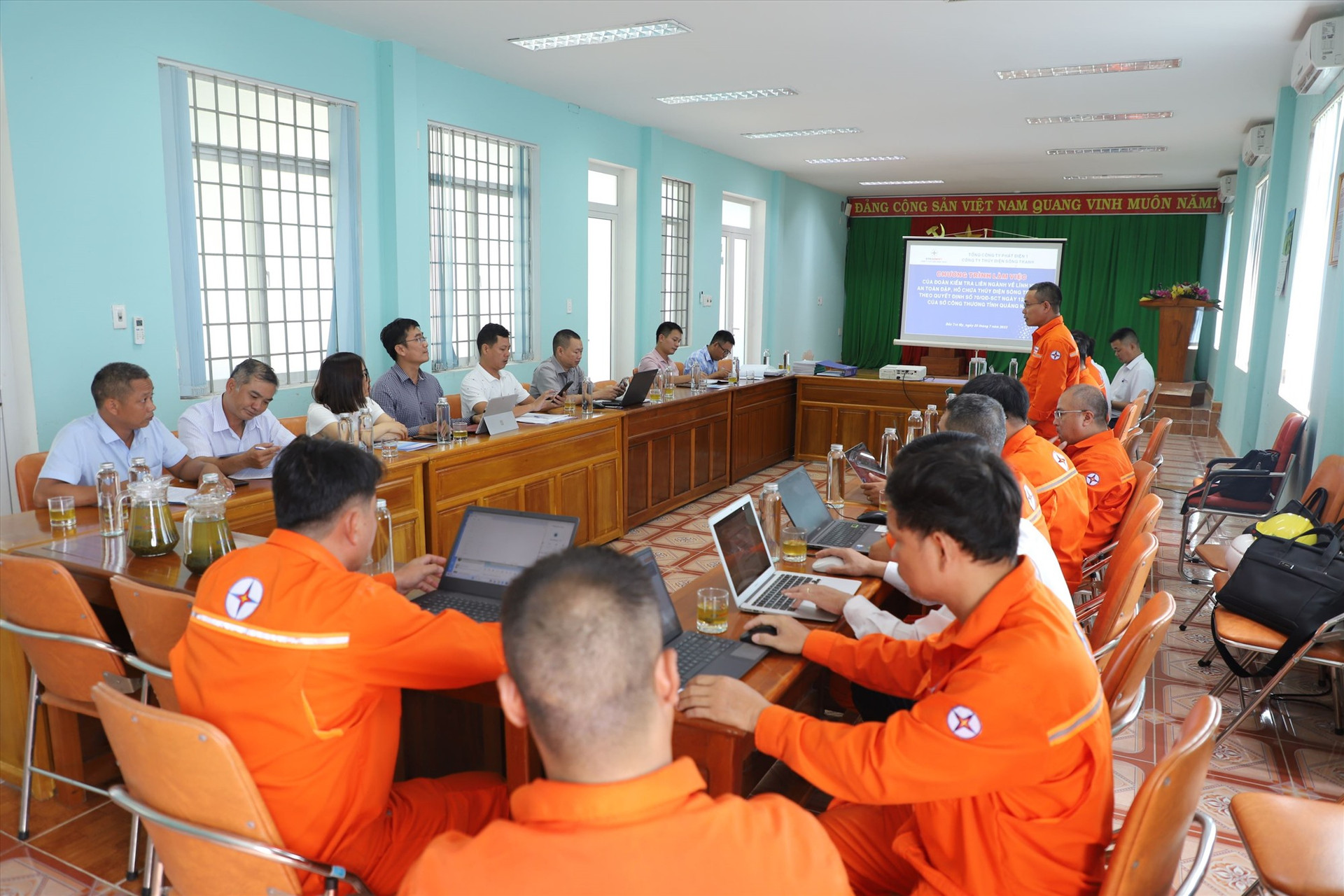 Đoàn kiểm tra liên ngành tỉnh Quảng Nam làm việc tại Nhà máy Thủy điện Sông Tranh 2 sáng ngày 25/7/2023. Ảnh NTB