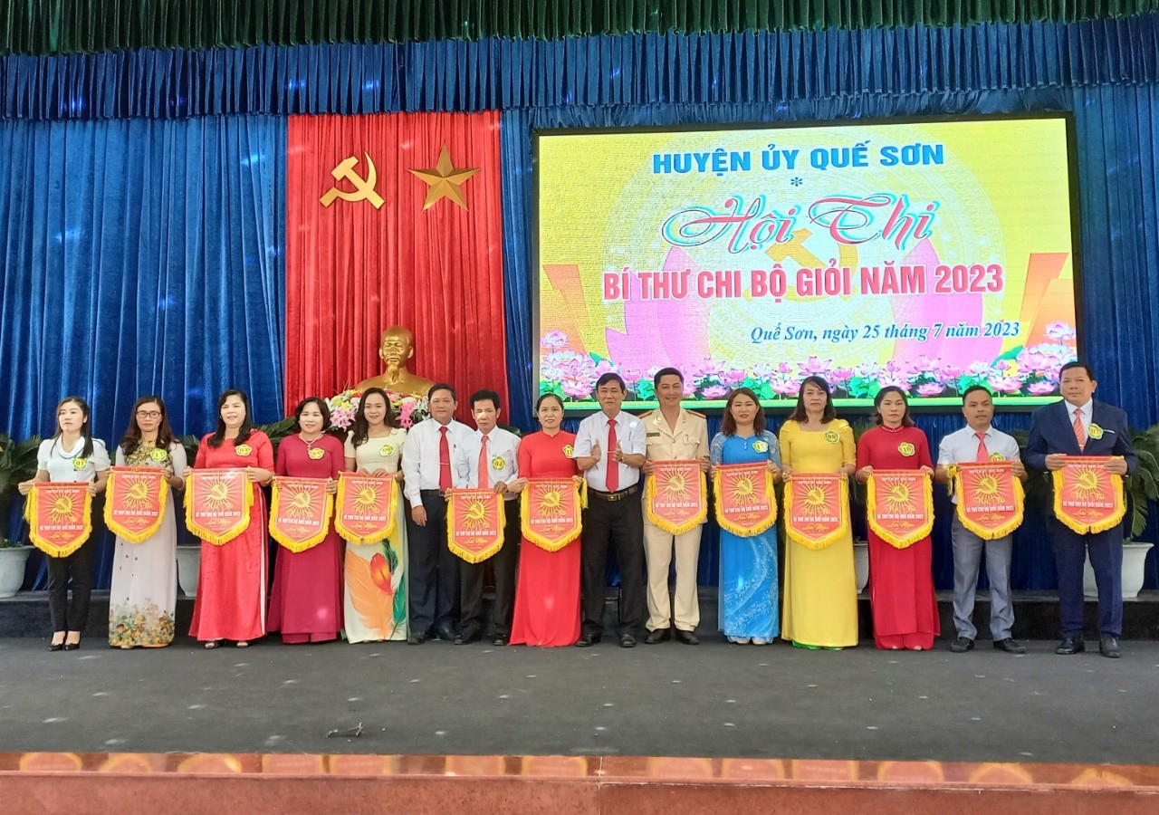 13 thí sinh tham dự hội thi bí thư chi bộ giỏi huyện Quế Sơn năm 2023. Ảnh: DUY THÁI
