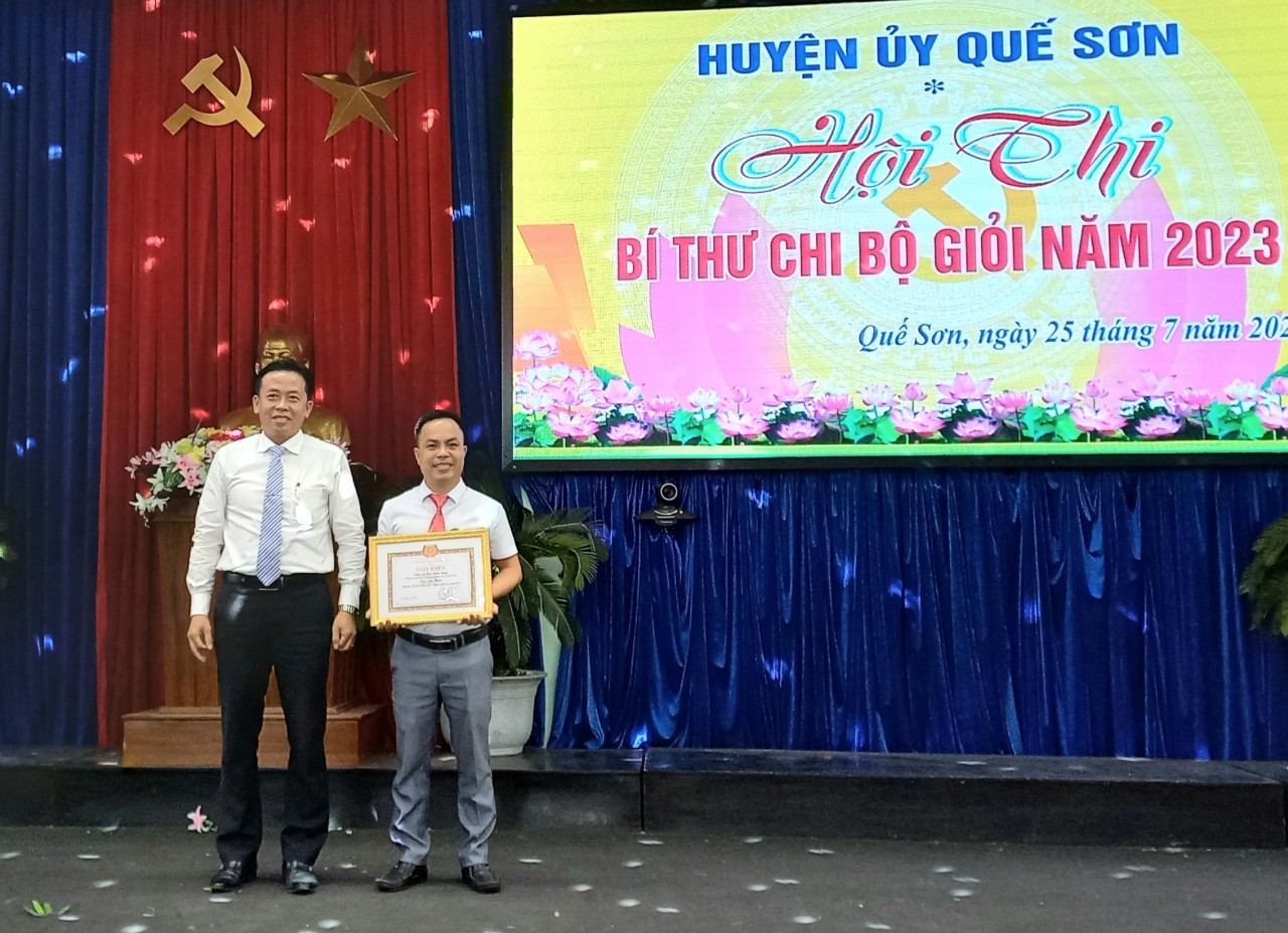 Bí thư Huyện ủy Quế Sơn - Đinh Nguyên Vũ trao giải nhất cho thí sinh Trần Đình Trung. Ảnh: DUY THÁI