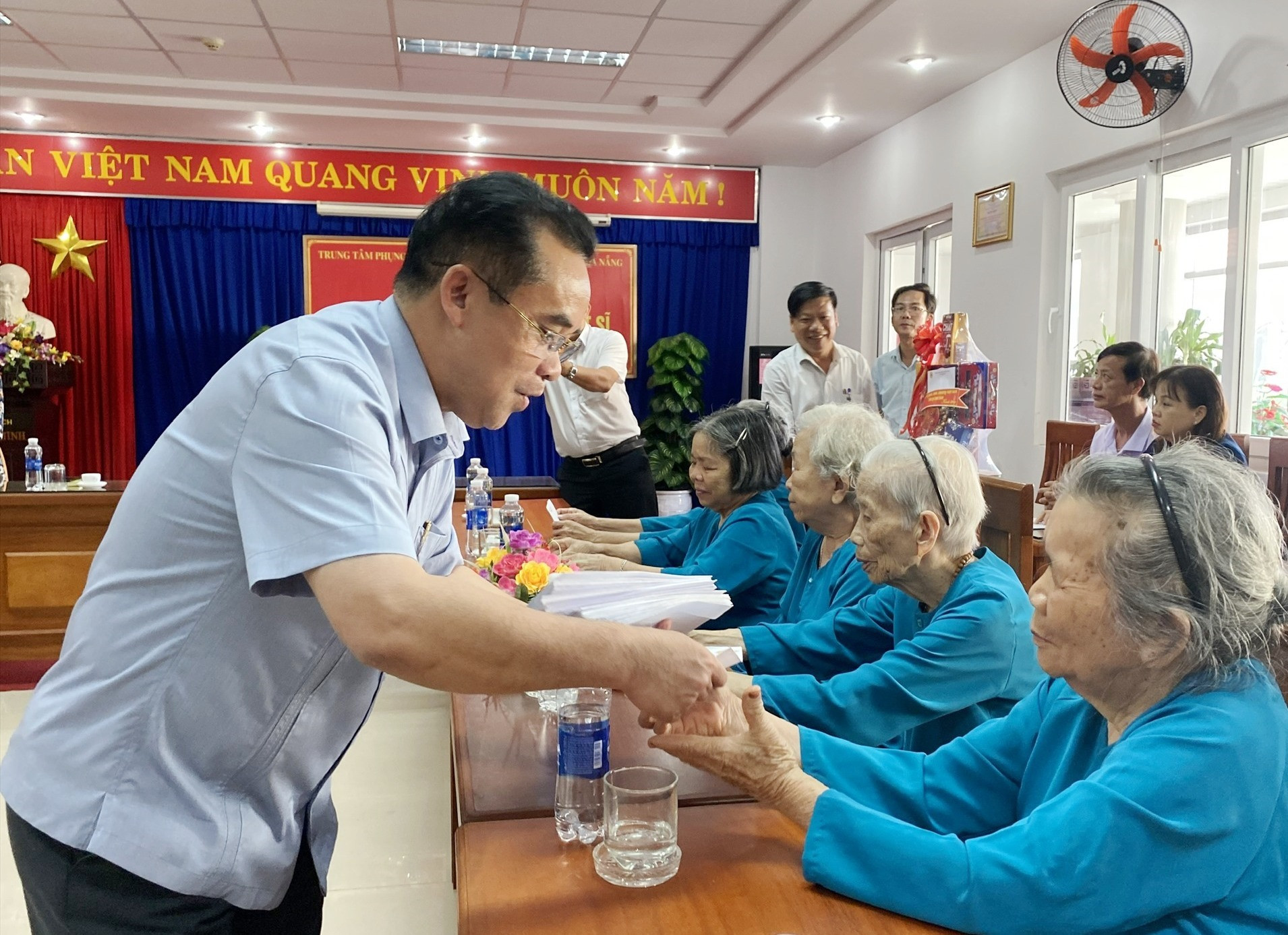 Phó Chủ tịch Trần An Tuấn tặng quà cho người có cống đang an dưỡng tại TP.Đà Nẵng. Ảnh: K.L