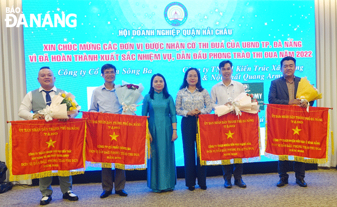 Lãnh đạo Ban Thi đua - Khen thưởng thành phố và UBND quận Hải Châu tặng Cờ dẫn đầu phong trào thi đua năm 2022 của UBND thành phố cho 4 doanh nghiệp hội viên thuộc Hội Doanh nghiệp quận Hải Châu. Ảnh: H.H