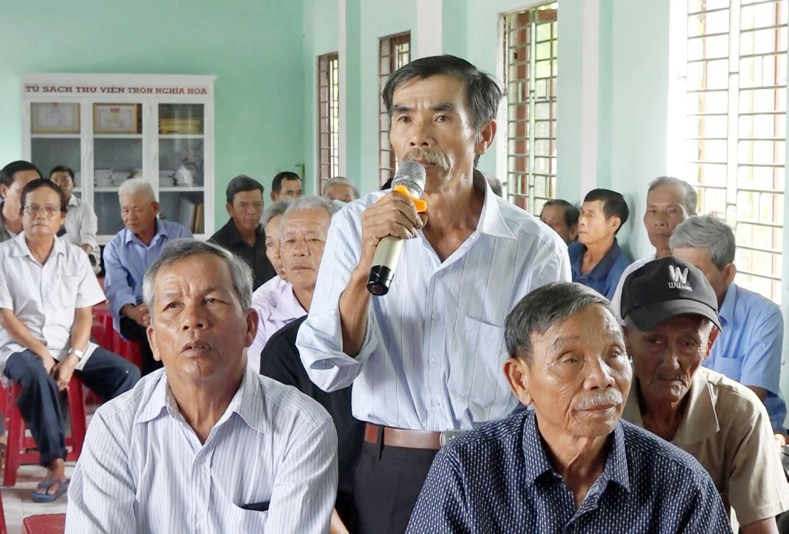 Người dân xã Bình Nam bày tỏ sự hài lòng với kết quả xây dựng NTM tại địa phương. Ảnh: T.N
